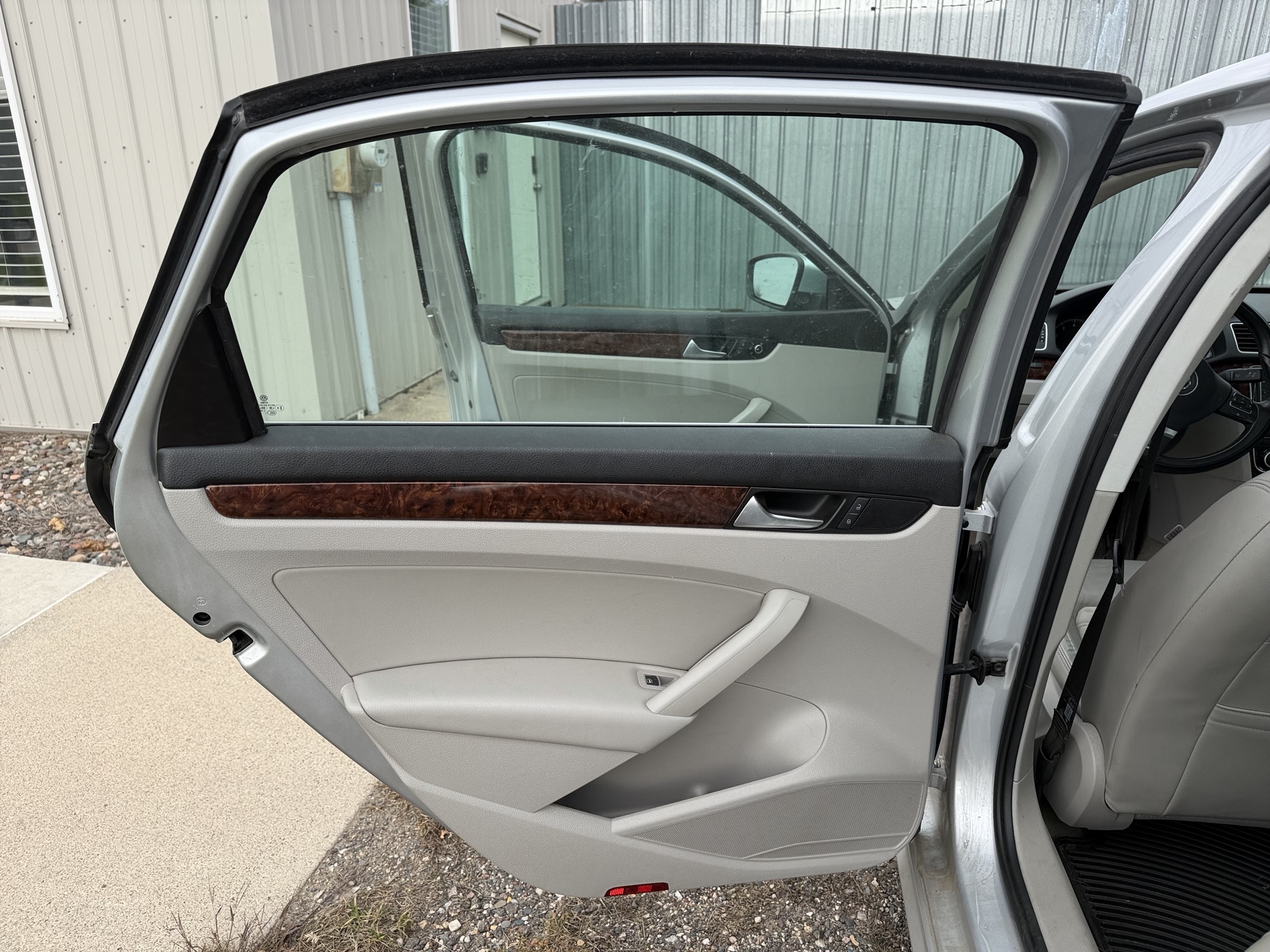 2013 volkswagen passat 2.5l-sel with 160900 miles for sale near Elk River, Minnesota 106607_25_drv_rear_door_panel.jpg