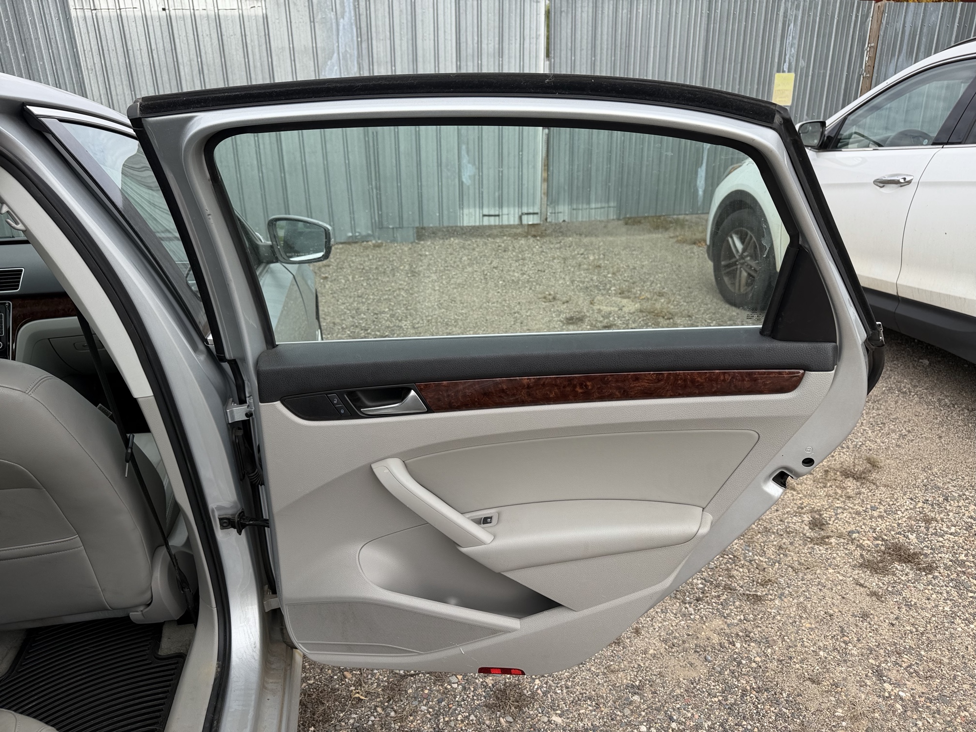 2013 volkswagen passat 2.5l-sel with 160900 miles for sale near Elk River, Minnesota 106607_30_pass_rear_door_panel.jpg