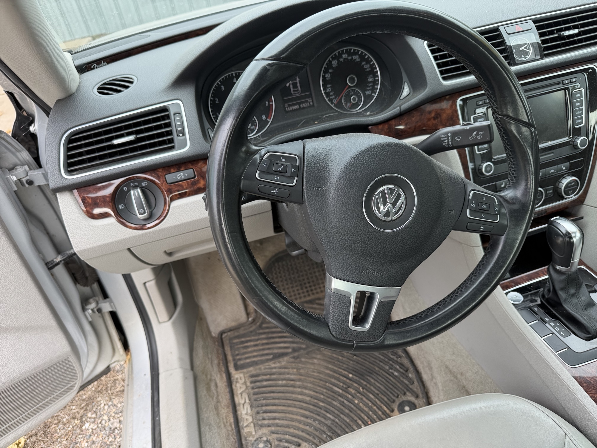2013 volkswagen passat 2.5l-sel with 160900 miles for sale near Elk River, Minnesota 106607_36_steering_wheel.jpg