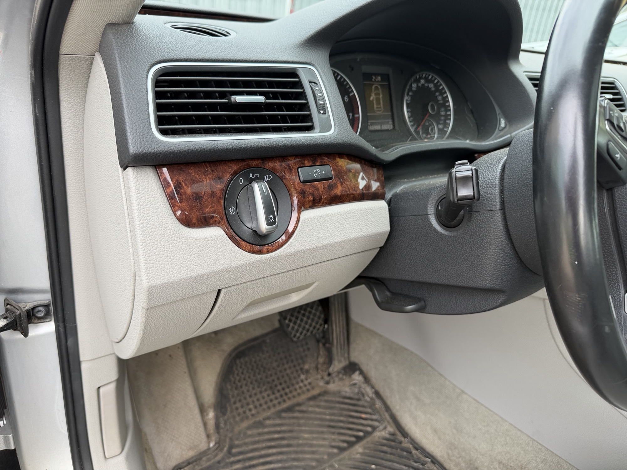 2013 volkswagen passat 2.5l-sel with 160900 miles for sale near Elk River, Minnesota 106607_37_left_of_steering_wheel.jpg