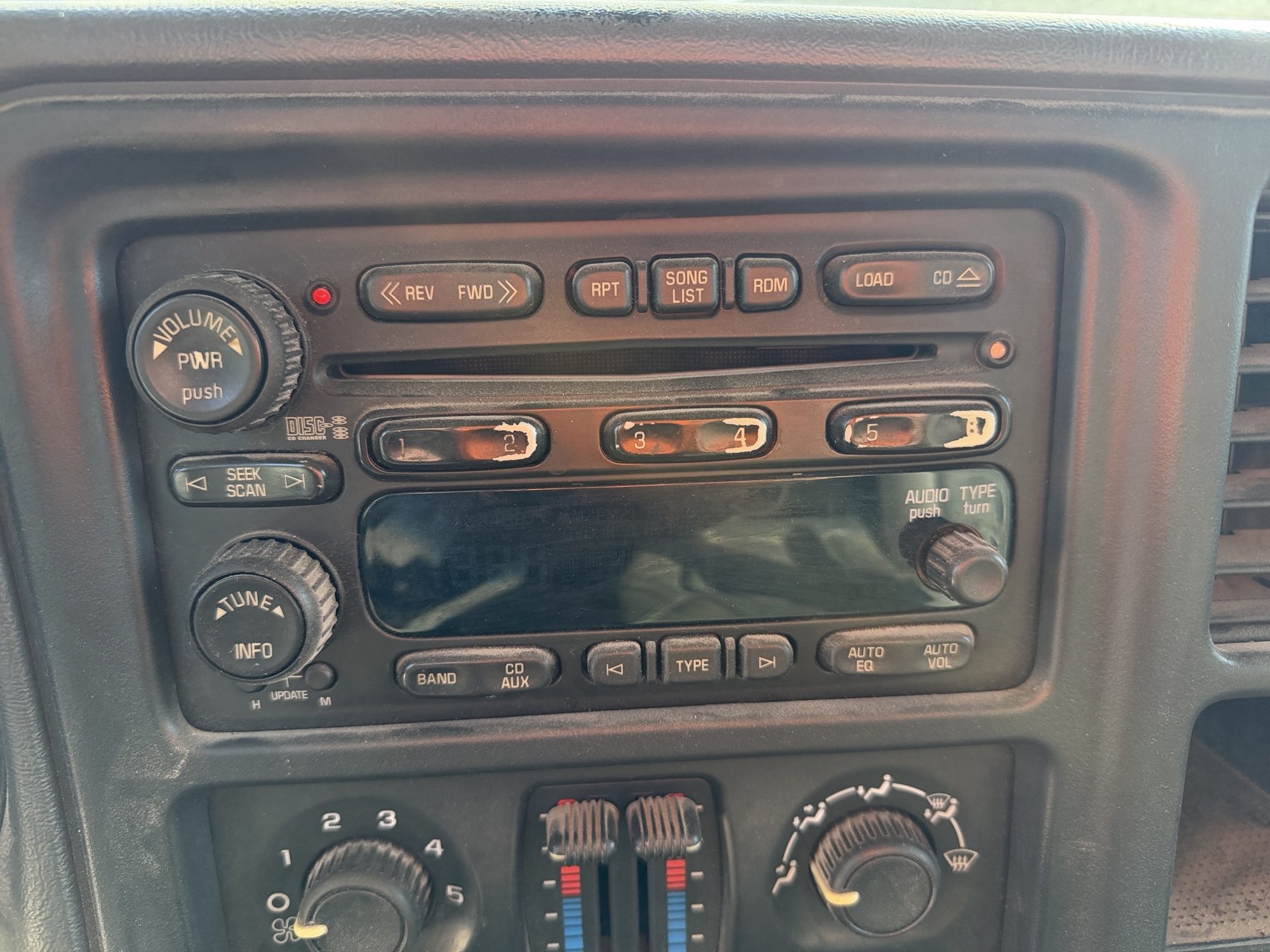 2007 chevrolet silverado-classic-1500 ls-ext.-cab-4wd for sale near Elk River, Minnesota 106608_39_radio_closeup.jpg