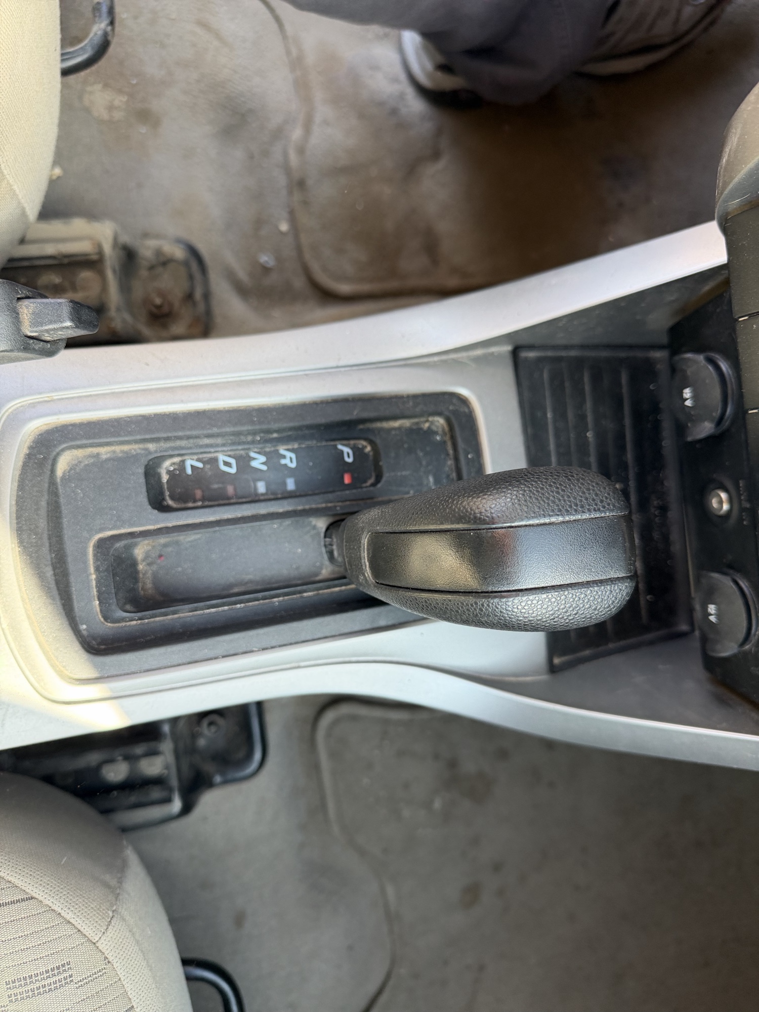 2008 ford focus ses-sedan with 288350 miles for sale near Elk River, Minnesota 106610_41_shifter.jpg
