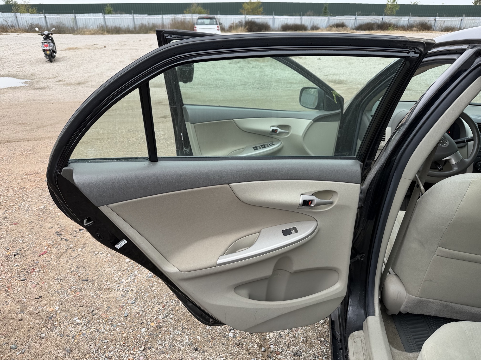 2010 toyota corolla le-4-speed-at with 170238 miles for sale near Elk River, Minnesota 106616_25_drv_rear_door_panel.jpg