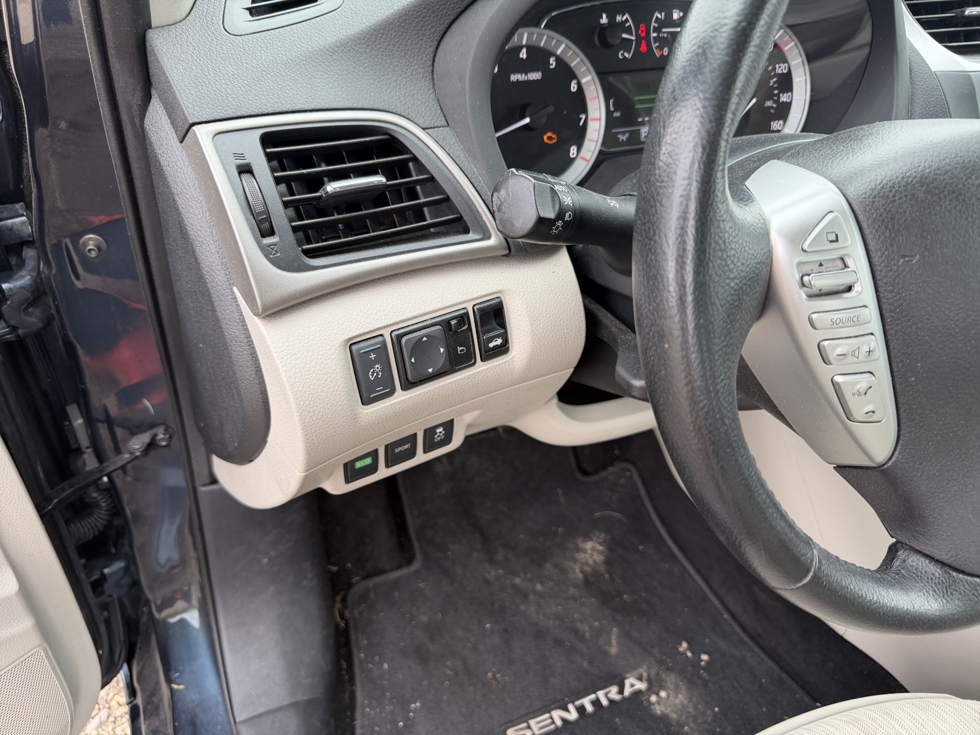 2015 nissan sentra s-6mt with 70790 miles for sale near St. Louis, Missouri 106617_37_left_of_steering_wheel.jpg