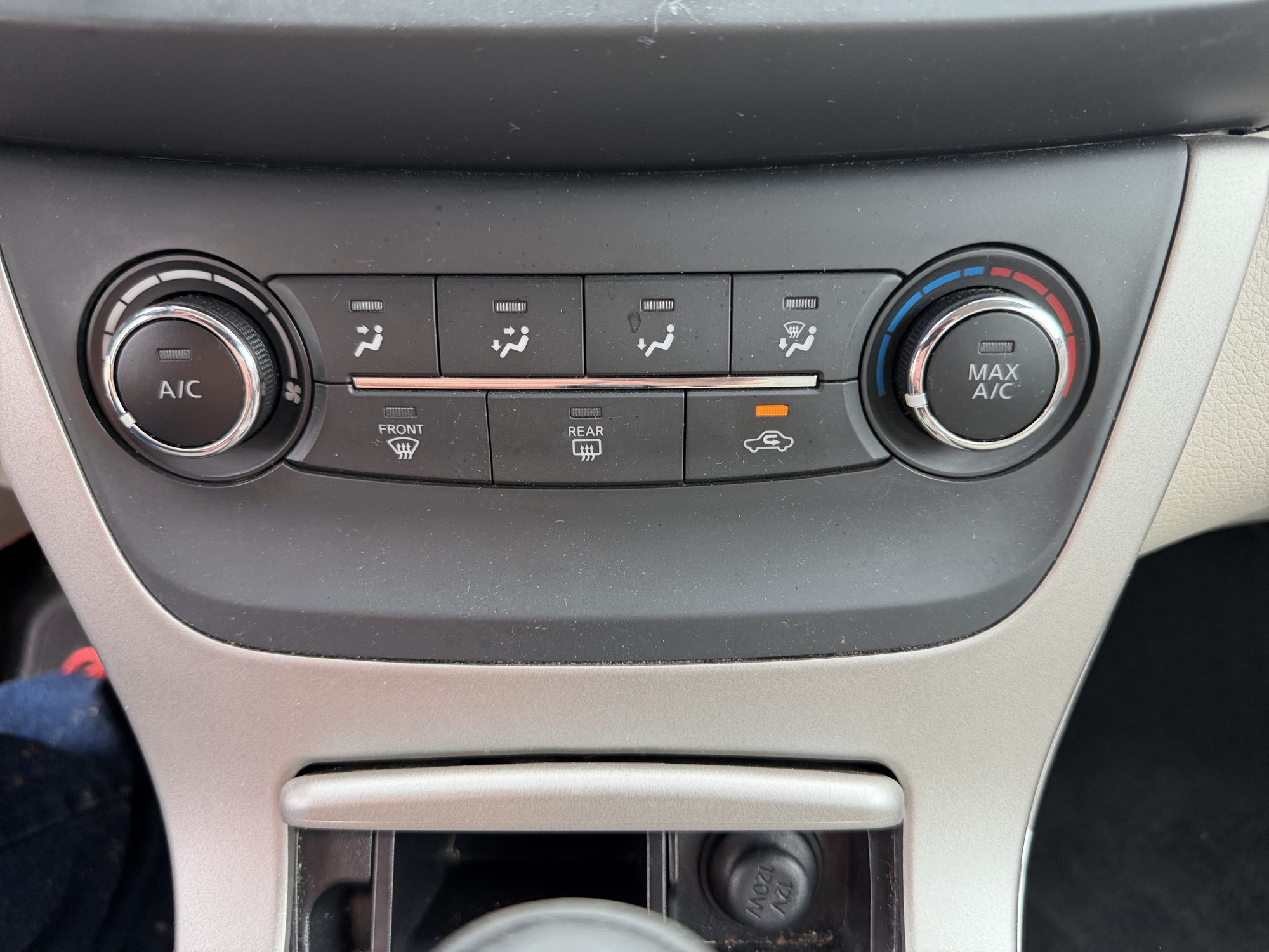 2015 nissan sentra s-6mt with 70790 miles for sale near St. Louis, Missouri 106617_40_climate_control.jpg