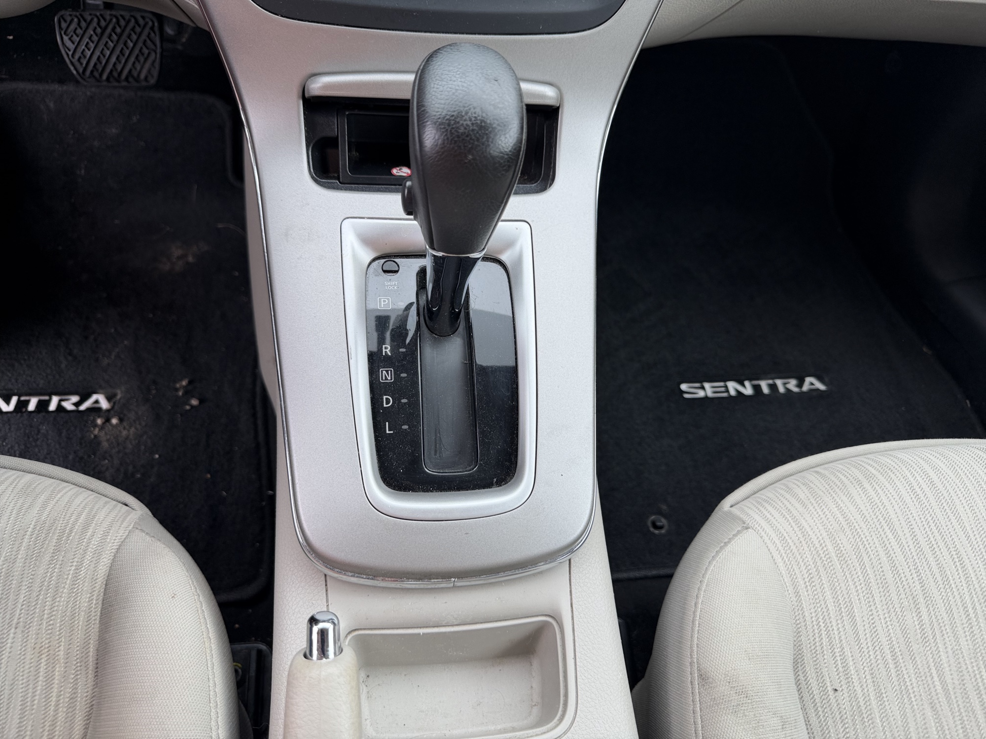 2015 nissan sentra s-6mt with 70790 miles for sale near St. Louis, Missouri 106617_41_shifter.jpg