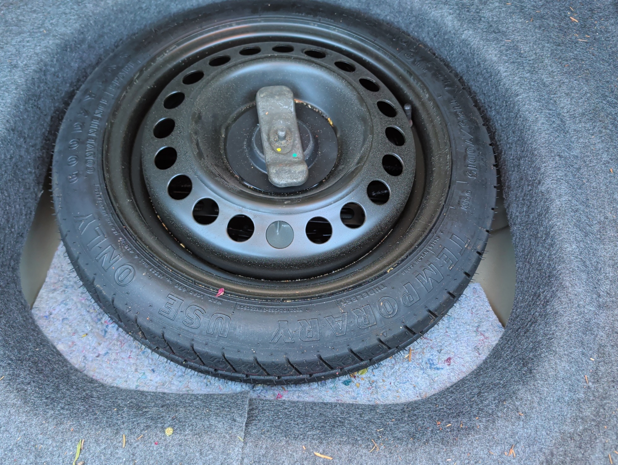 2004 pontiac grand-am se1-sedan with 91565 miles for sale near Elk River, Minnesota 106619_27_spare_tire.jpg