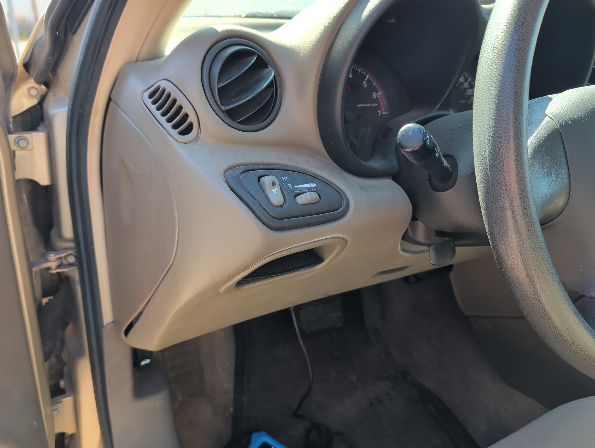 2004 pontiac grand-am se1-sedan with 91565 miles for sale near Elk River, Minnesota 106619_37_left_of_steering_wheel.jpg