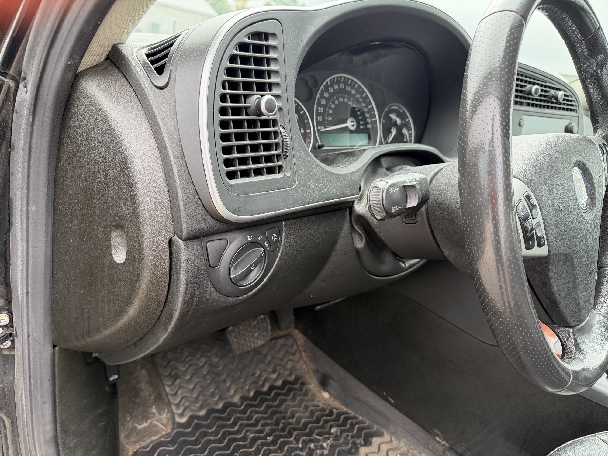 2009 saab 9-3 2.0t-touring with 207829 miles for sale near Elk River, Minnesota 106626_37_left_of_steering_wheel.jpg