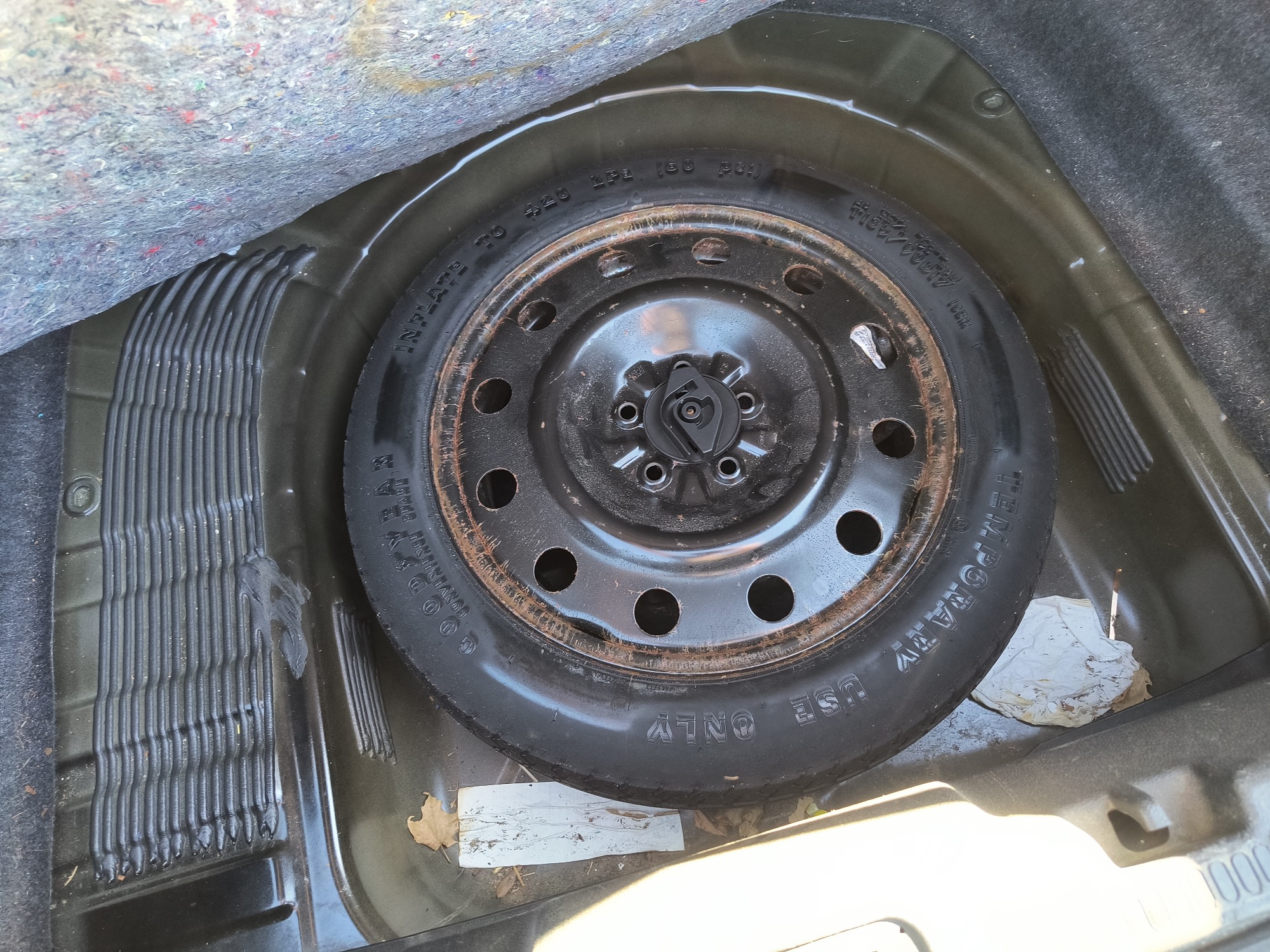 2005 ford five-hundred limited-awd for sale near Elk River, Minnesota 106629_27_spare_tire.jpg