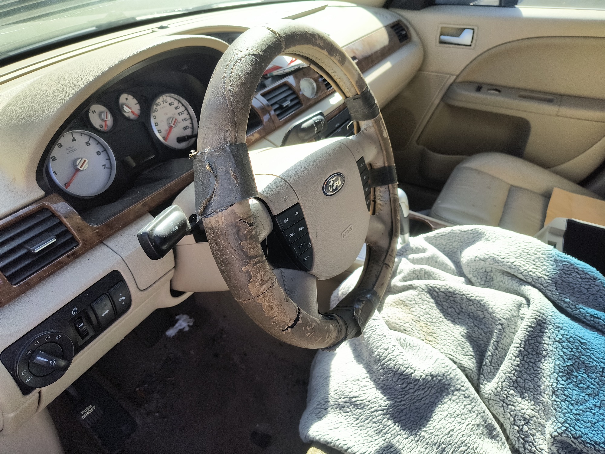 2005 ford five-hundred limited-awd for sale near Elk River, Minnesota 106629_37_left_of_steering_wheel.jpg