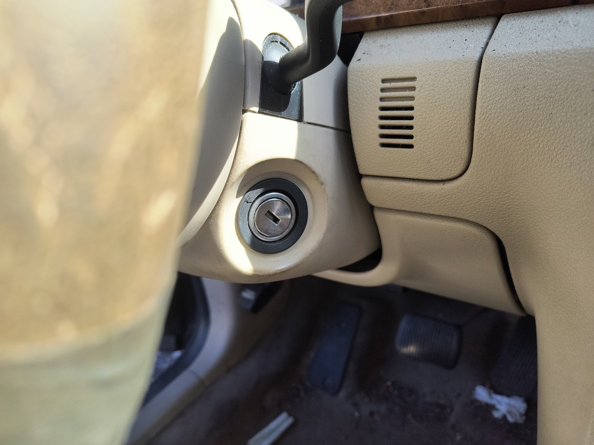 2005 ford five-hundred limited-awd for sale near Elk River, Minnesota 106629_51_keys.jpg