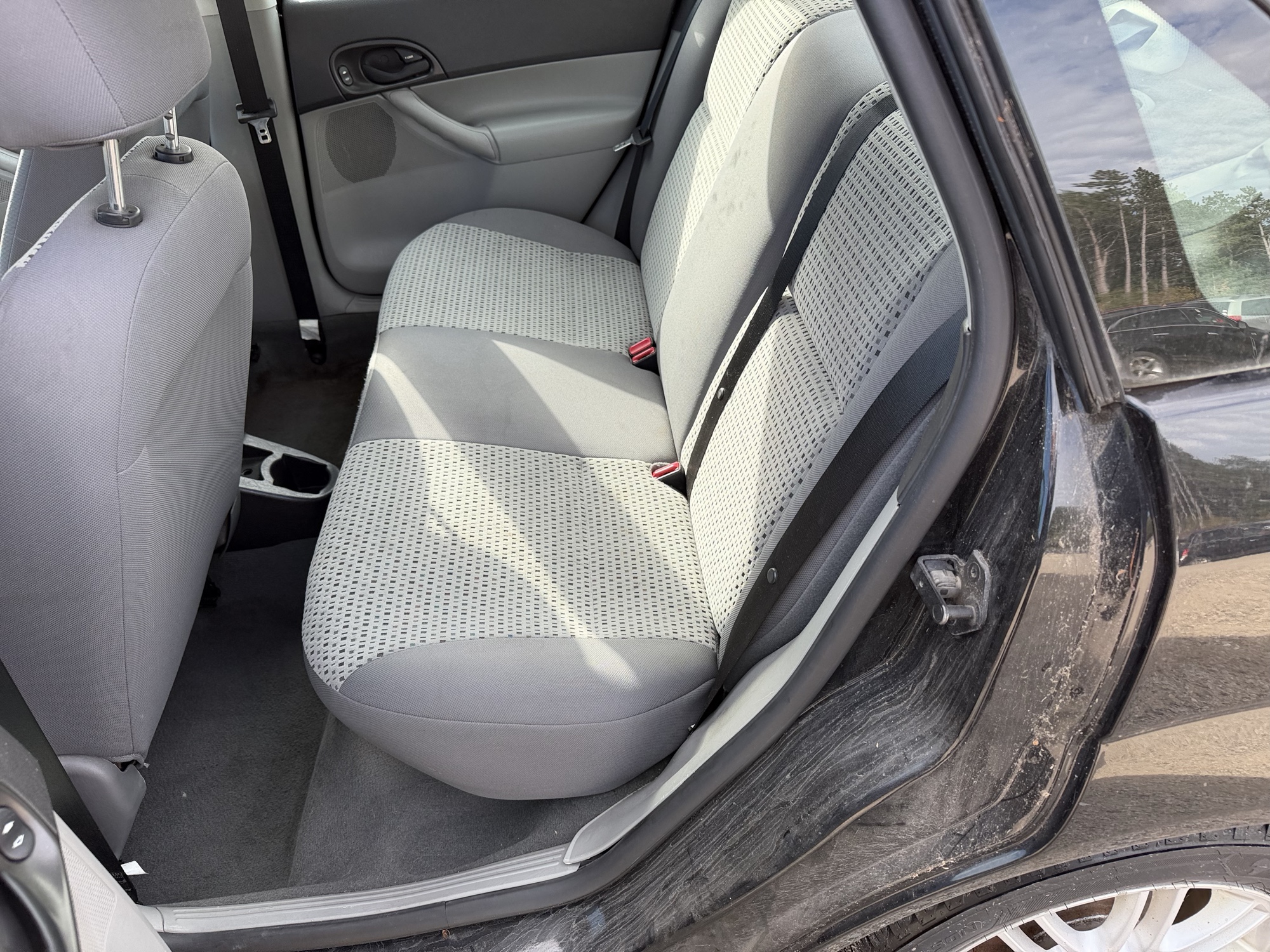 2006 ford focus zx4-s with 155179 miles for sale near Elk River, Minnesota 106630_24_drv_rear_seat.jpg