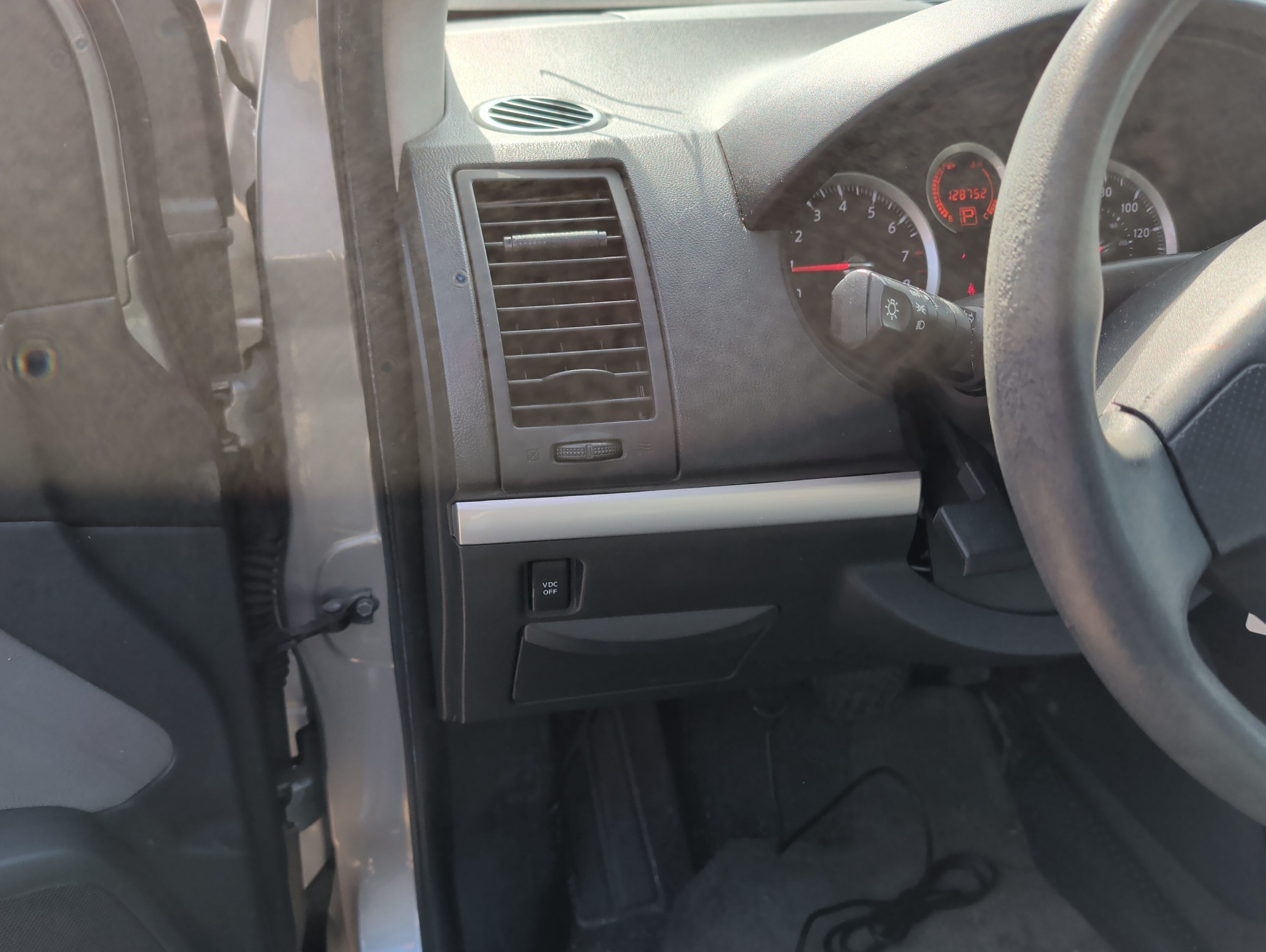 2011 nissan sentra 2.0 with 128752 miles for sale near Elk River, Minnesota 106636_37_left_of_steering_wheel.jpg