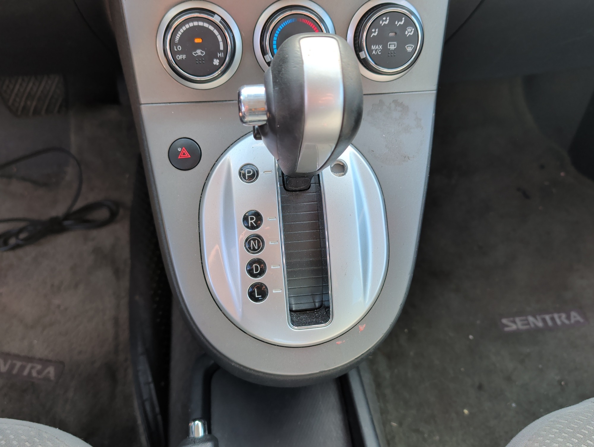 2011 nissan sentra 2.0 with 128752 miles for sale near Elk River, Minnesota 106636_41_shifter.jpg