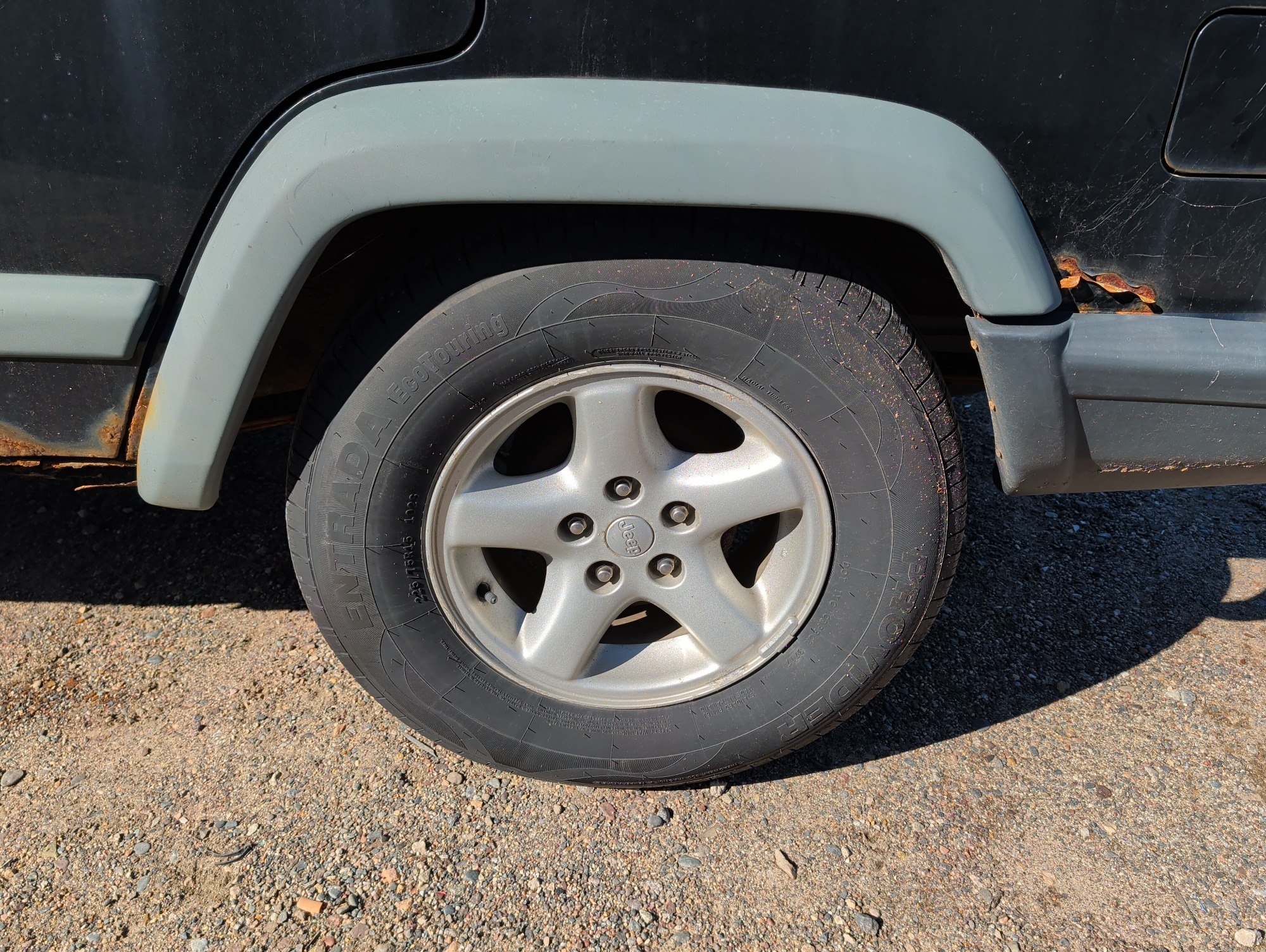 1998 jeep cherokee sport-4-door-4wd with 185611 miles for sale near Elk River, Minnesota 106637_13_rear_drv_wheel.jpg