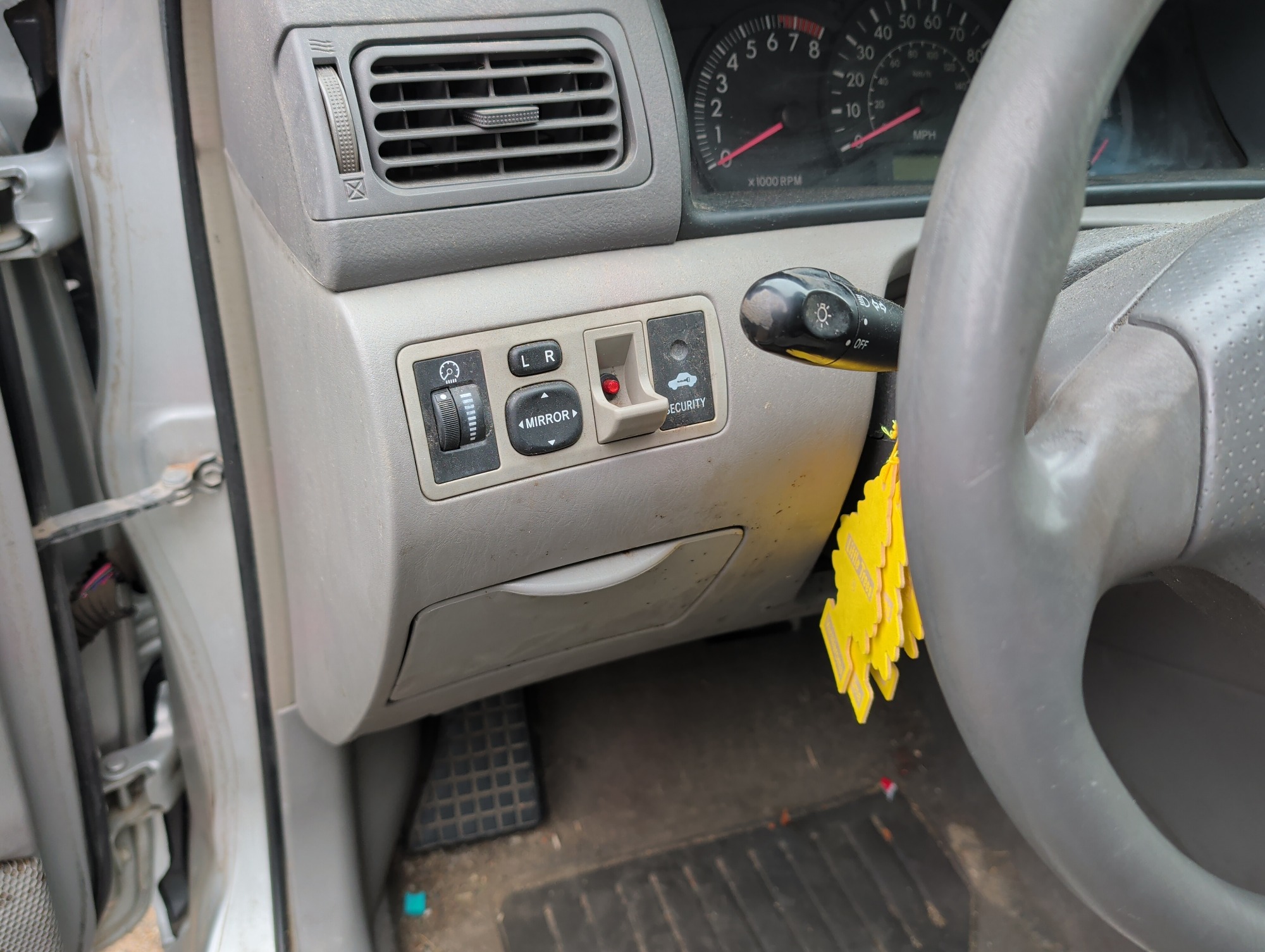 2007 toyota corolla ce with 173168 miles for sale near Elk River, Minnesota 106641_37_left_of_steering_wheel.jpg