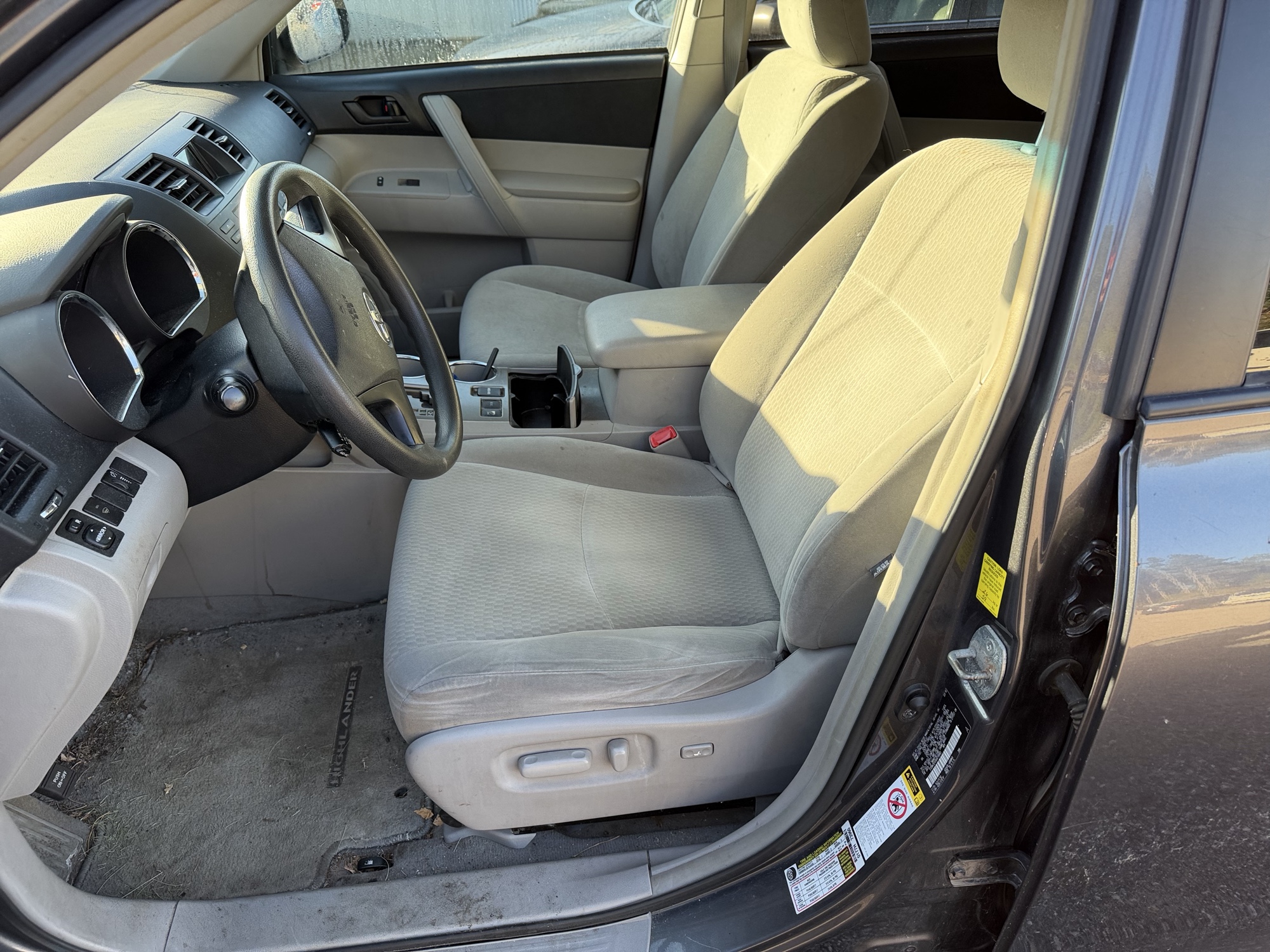 2010 toyota highlander base-4wd with 203970 miles for sale near Elk River, Minnesota 106642_22_driver_seat.jpg