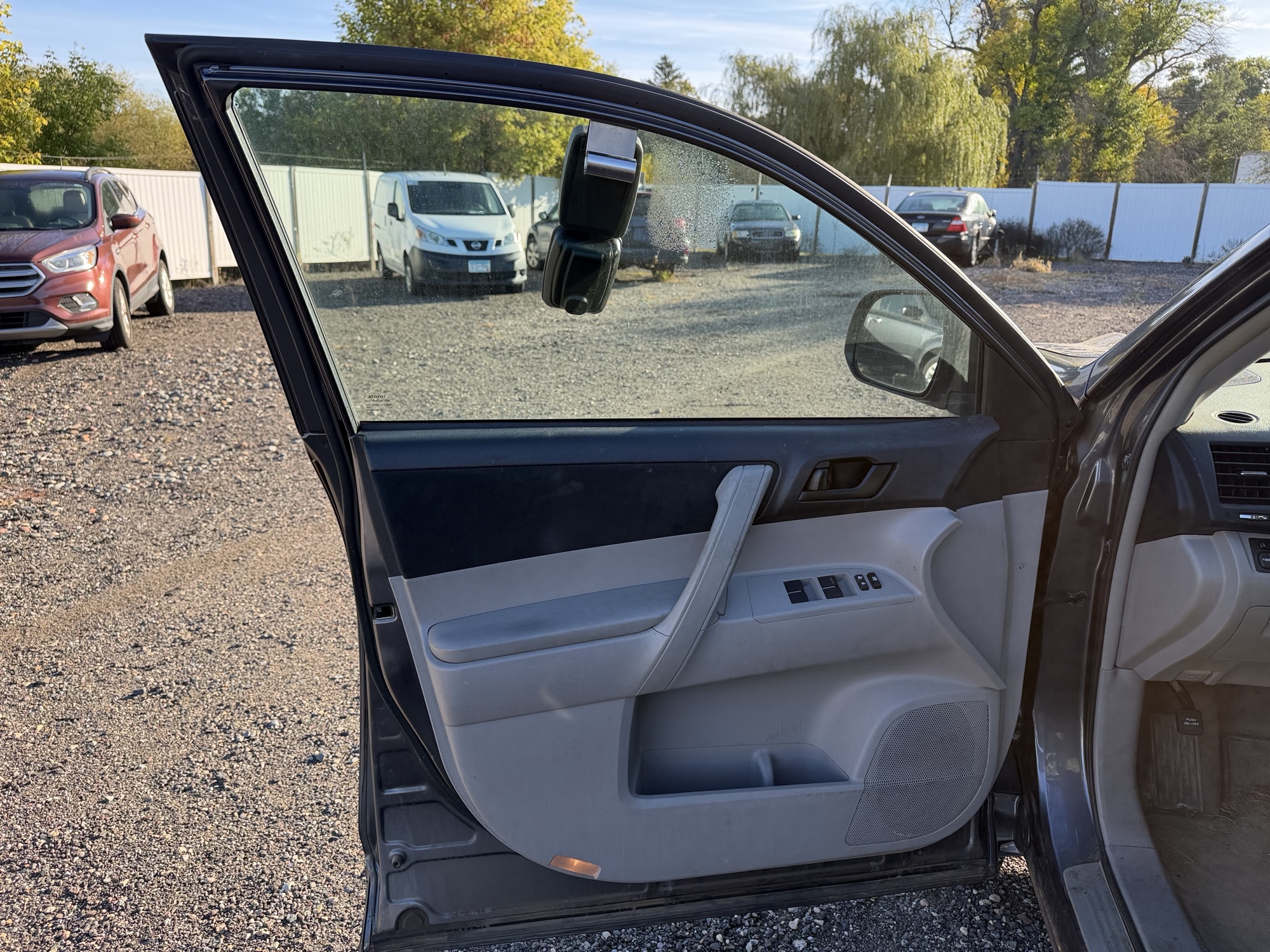 2010 toyota highlander base-4wd with 203970 miles for sale near Elk River, Minnesota 106642_23_driver_door_panel.jpg