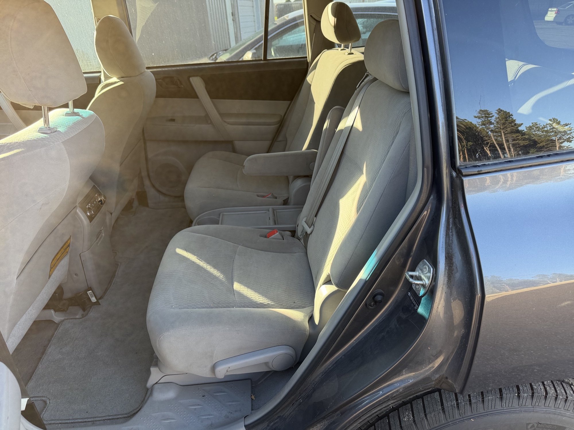2010 toyota highlander base-4wd with 203970 miles for sale near Elk River, Minnesota 106642_24_drv_rear_seat.jpg
