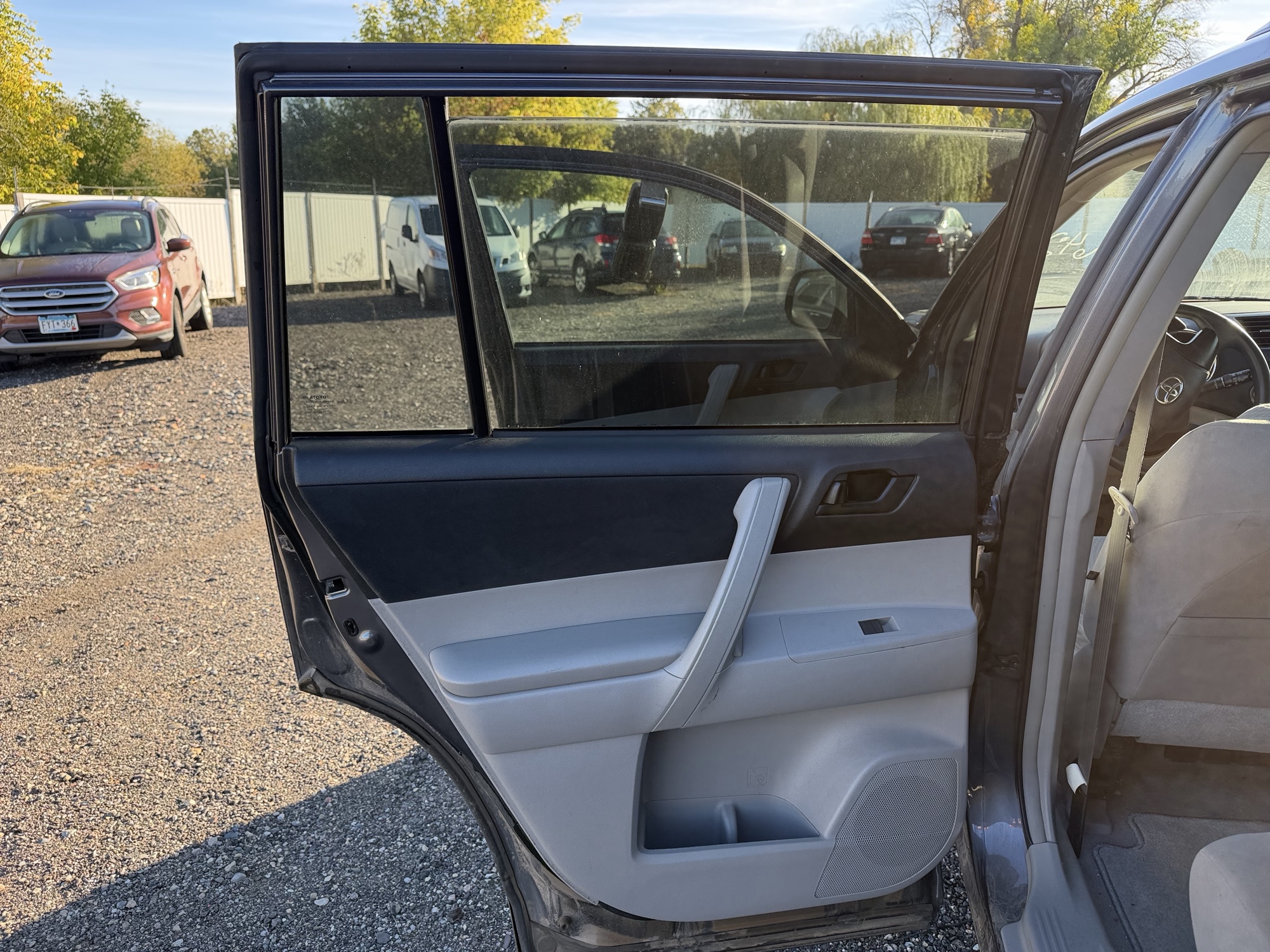 2010 toyota highlander base-4wd with 203970 miles for sale near Elk River, Minnesota 106642_25_drv_rear_door_panel.jpg
