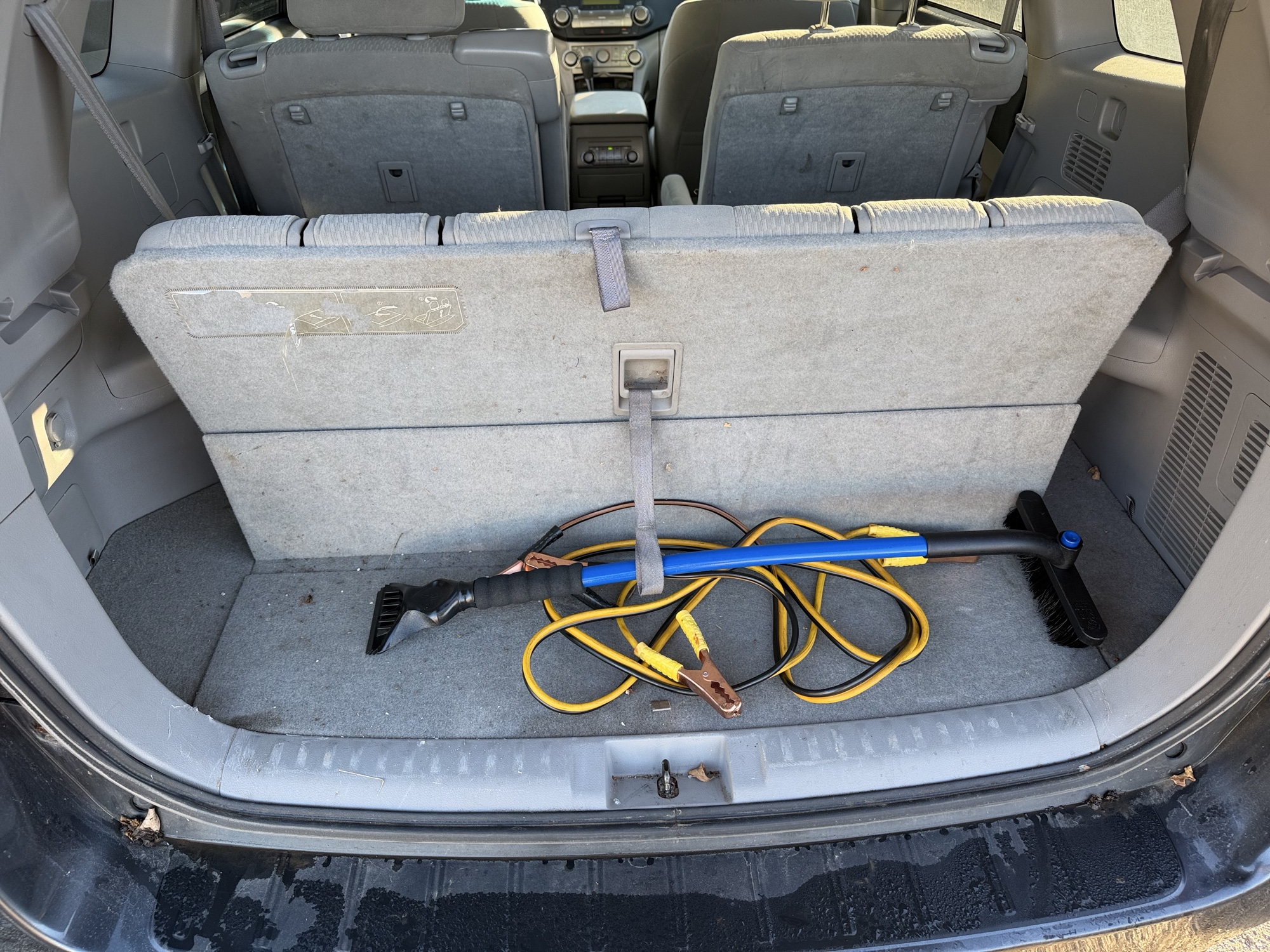 2010 toyota highlander base-4wd with 203970 miles for sale near Elk River, Minnesota 106642_26_trunk.jpg