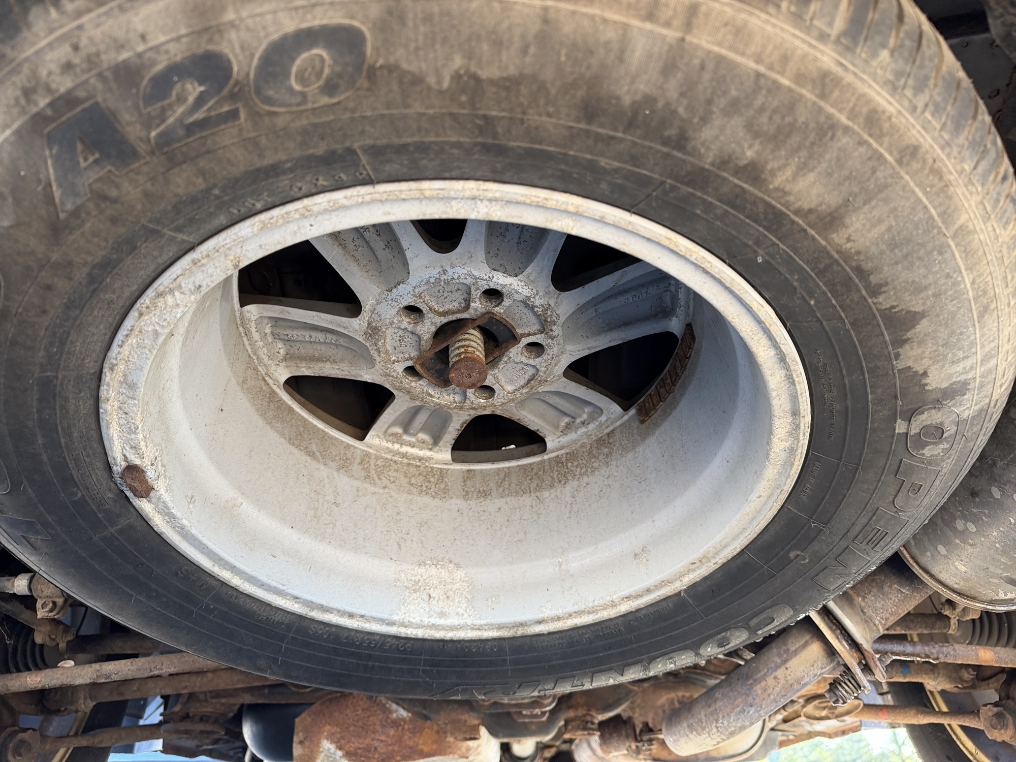 2010 toyota highlander base-4wd with 203970 miles for sale near Elk River, Minnesota 106642_27_spare_tire.jpg