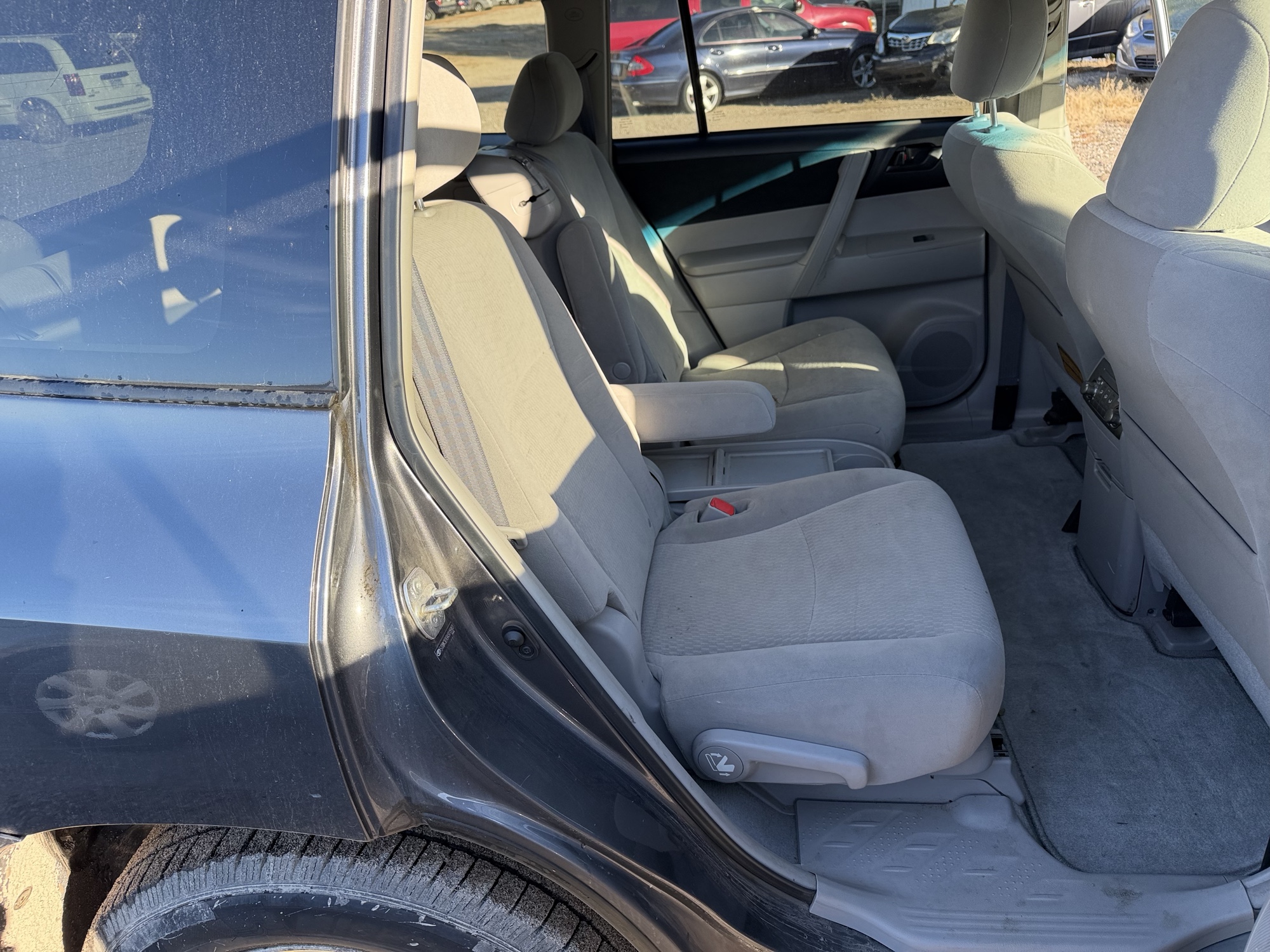 2010 toyota highlander base-4wd with 203970 miles for sale near Elk River, Minnesota 106642_28_pass_rear_seat.jpg