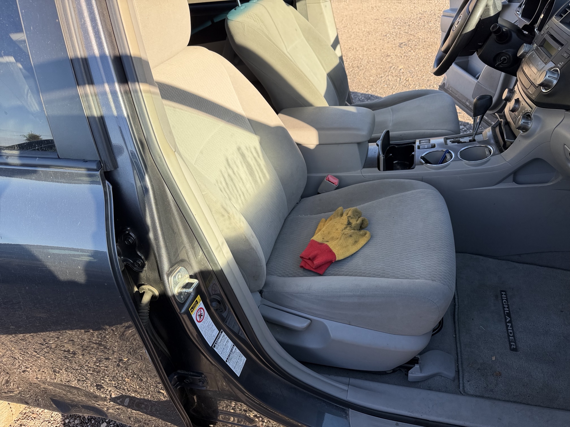 2010 toyota highlander base-4wd with 203970 miles for sale near Elk River, Minnesota 106642_31_passenger_seat.jpg