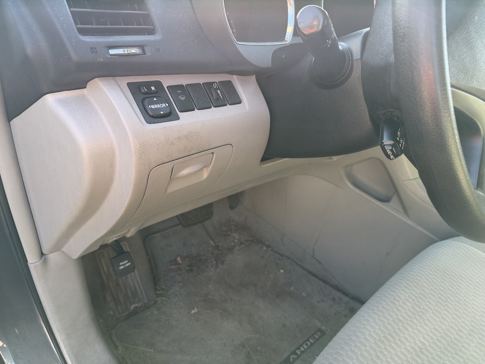2010 toyota highlander base-4wd with 203970 miles for sale near Elk River, Minnesota 106642_37_left_of_steering_wheel.jpg