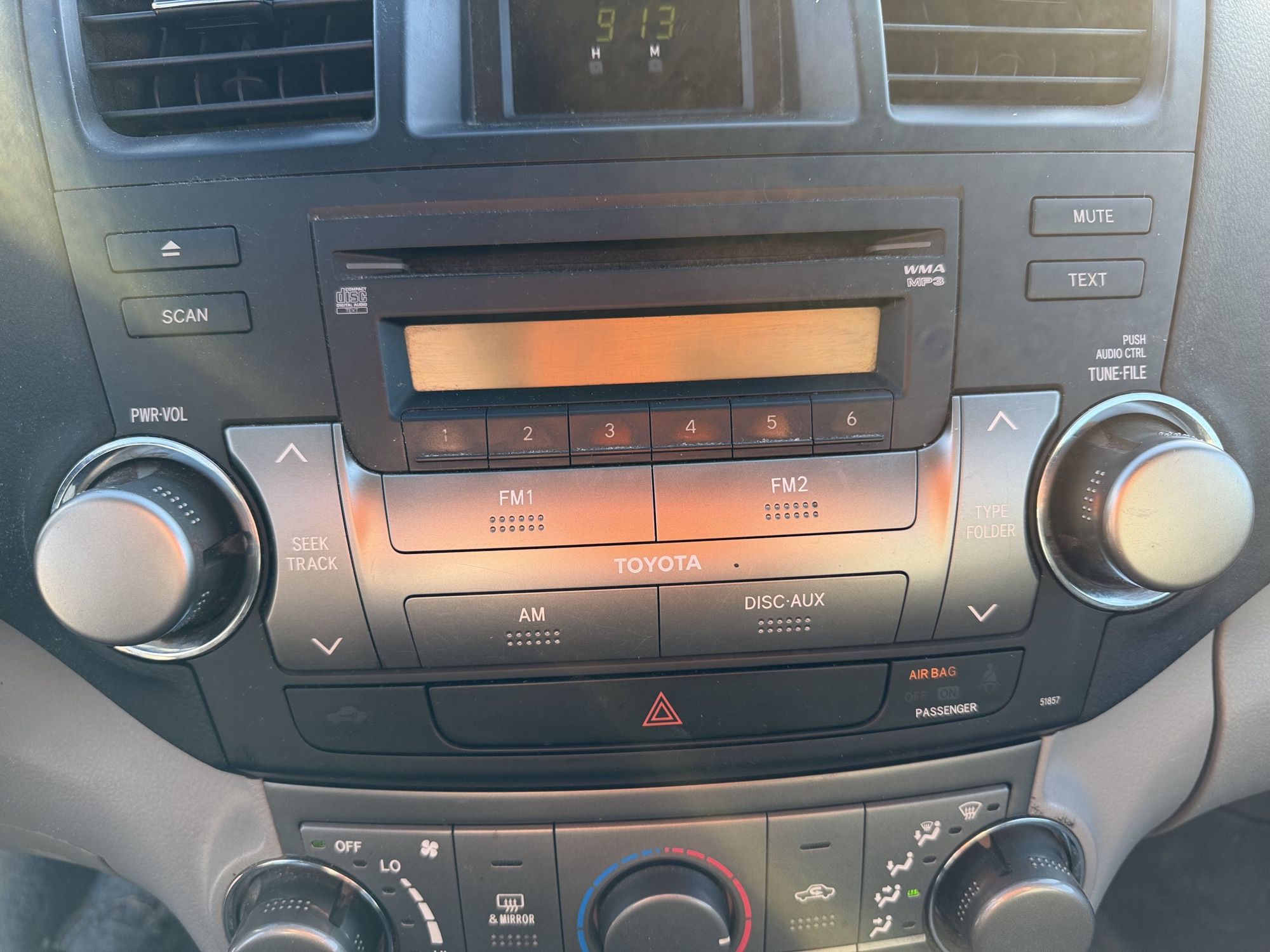 2010 toyota highlander base-4wd with 203970 miles for sale near Elk River, Minnesota 106642_39_radio_closeup.jpg