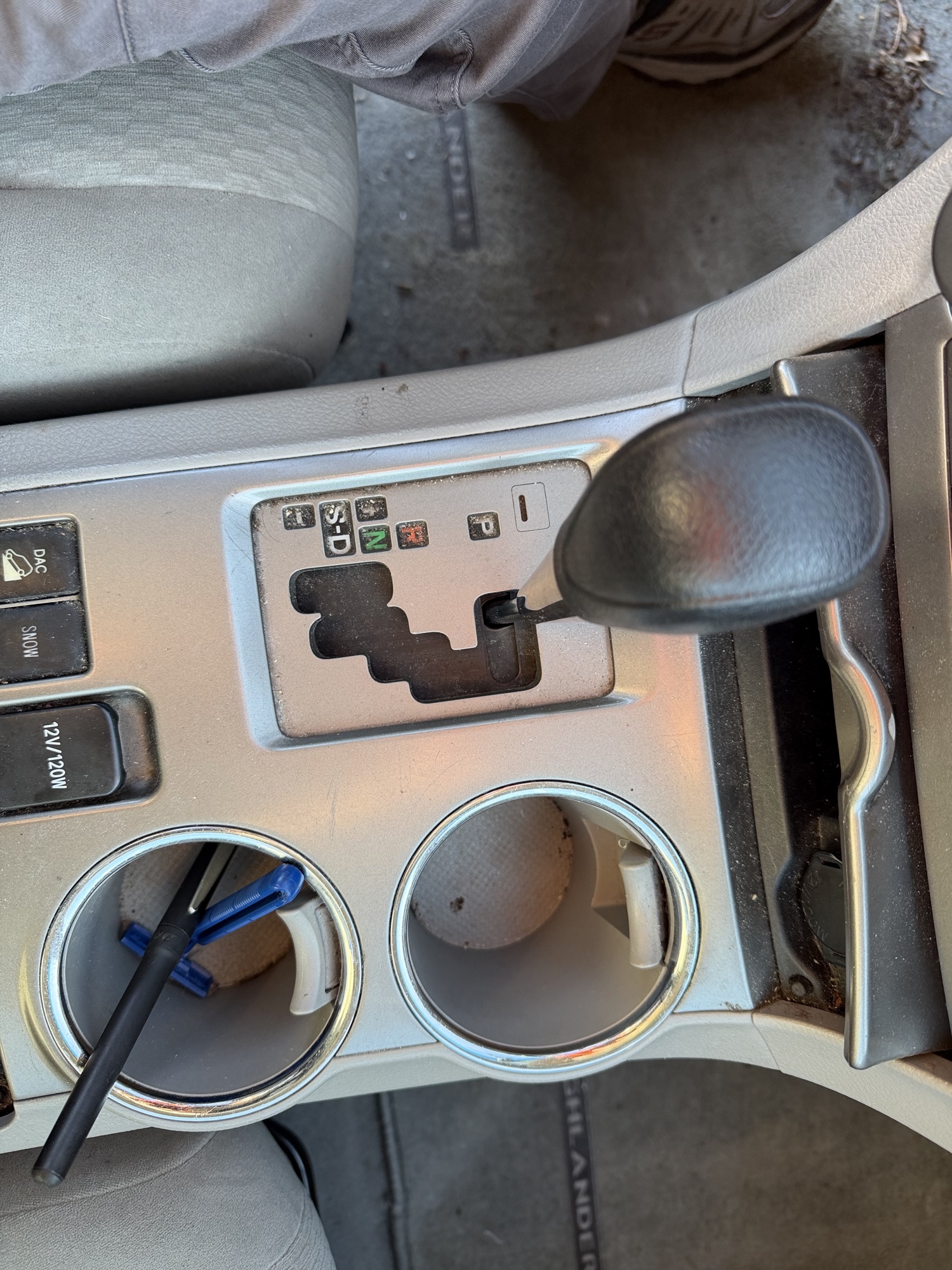 2010 toyota highlander base-4wd with 203970 miles for sale near Elk River, Minnesota 106642_41_shifter.jpg