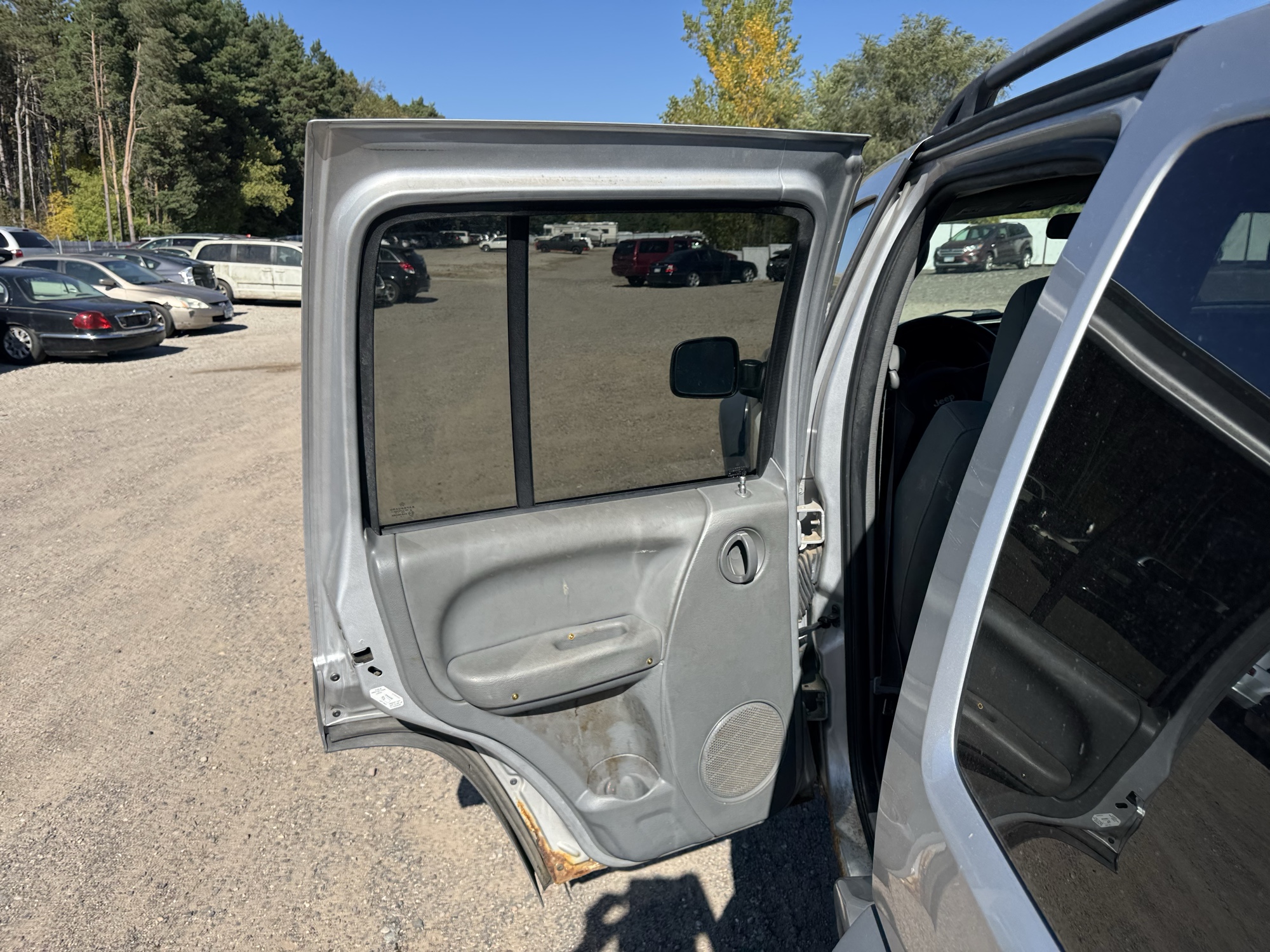 2005 jeep liberty sport-4wd with 175646 miles for sale near Elk River, Minnesota 106643_25_drv_rear_door_panel.jpg