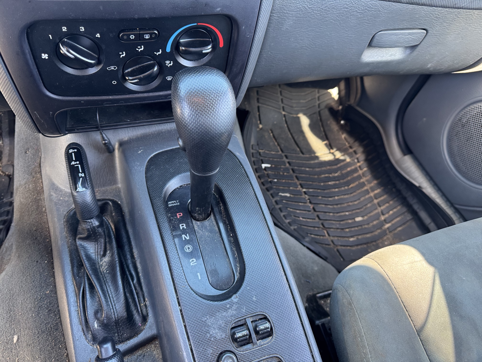 2005 jeep liberty sport-4wd with 175646 miles for sale near Elk River, Minnesota 106643_41_shifter.jpg