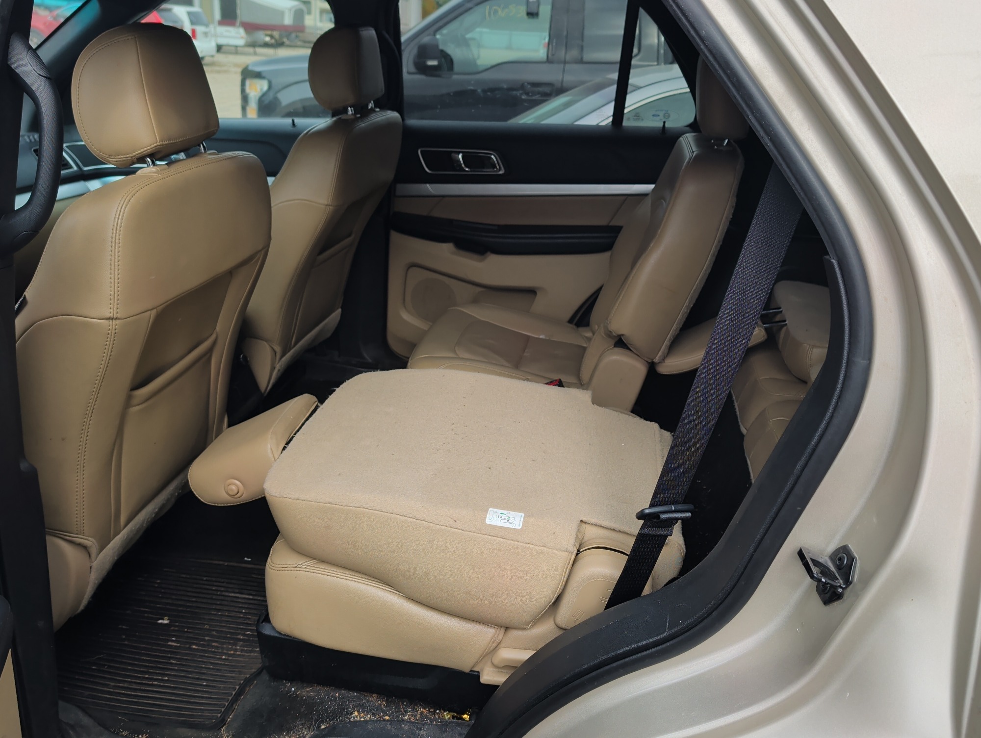 2017 ford explorer xlt-4wd with 270085 miles for sale near Elk River, Minnesota 106644_24_drv_rear_seat.jpg