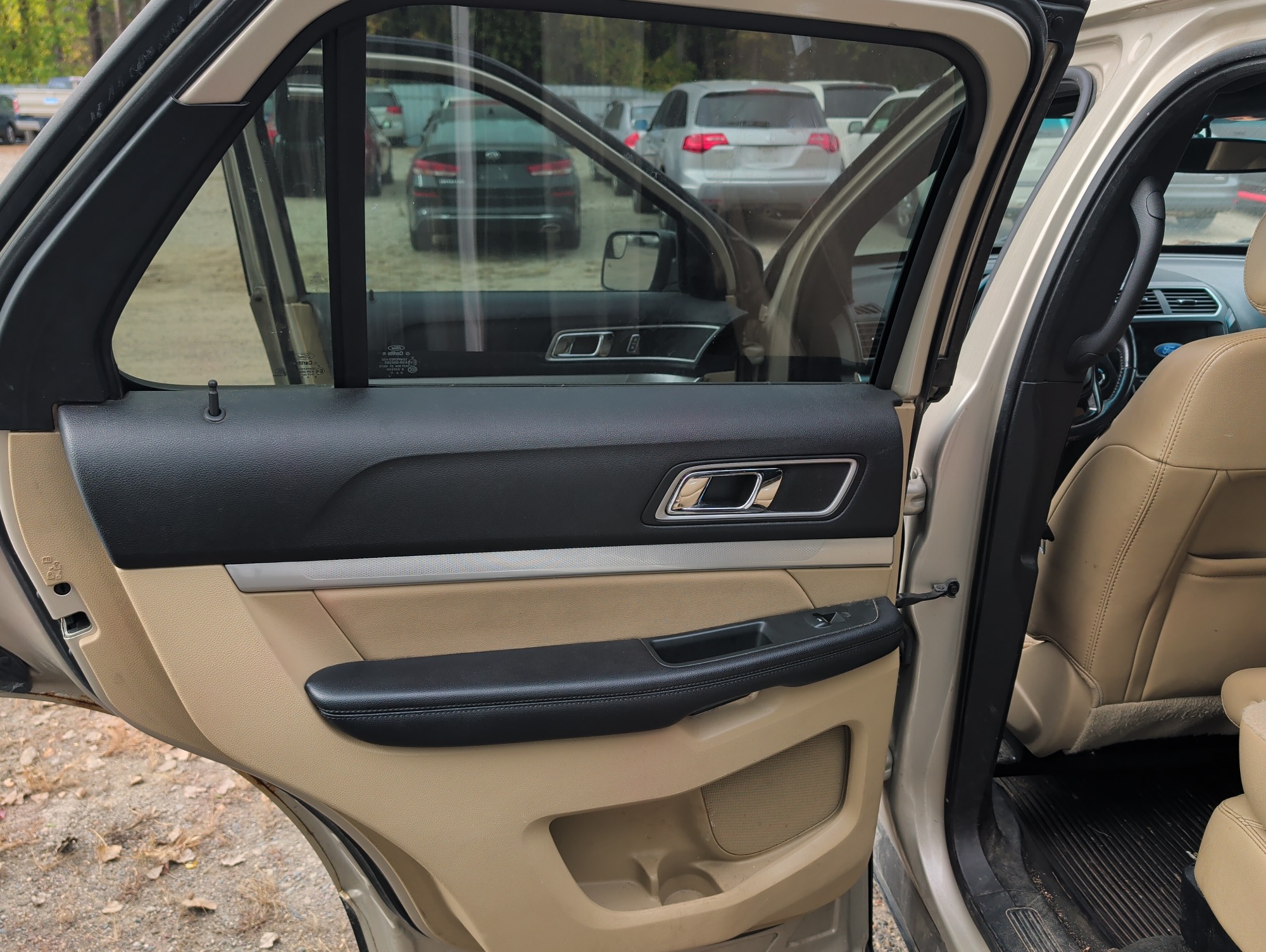 2017 ford explorer xlt-4wd with 270085 miles for sale near Elk River, Minnesota 106644_25_drv_rear_door_panel.jpg