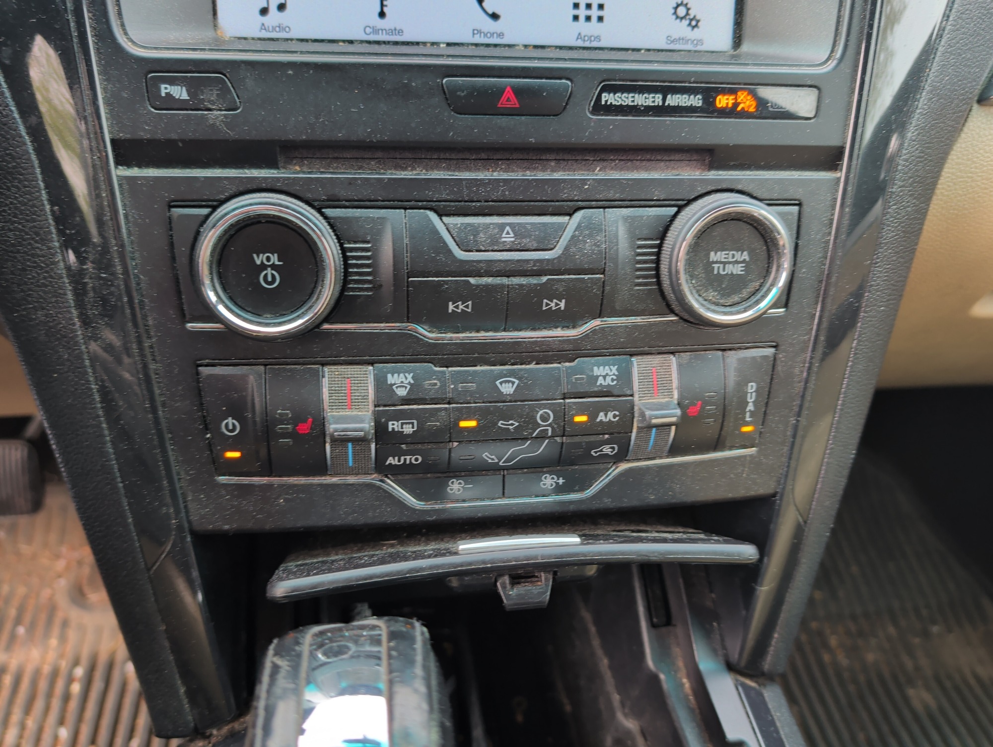 2017 ford explorer xlt-4wd with 270085 miles for sale near Elk River, Minnesota 106644_40_climate_control.jpg