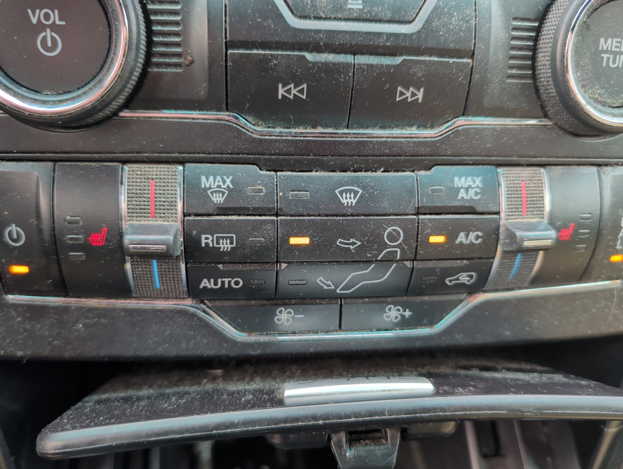 2017 ford explorer xlt-4wd with 270085 miles for sale near Elk River, Minnesota 106644_42_heated_seat_switches.jpg