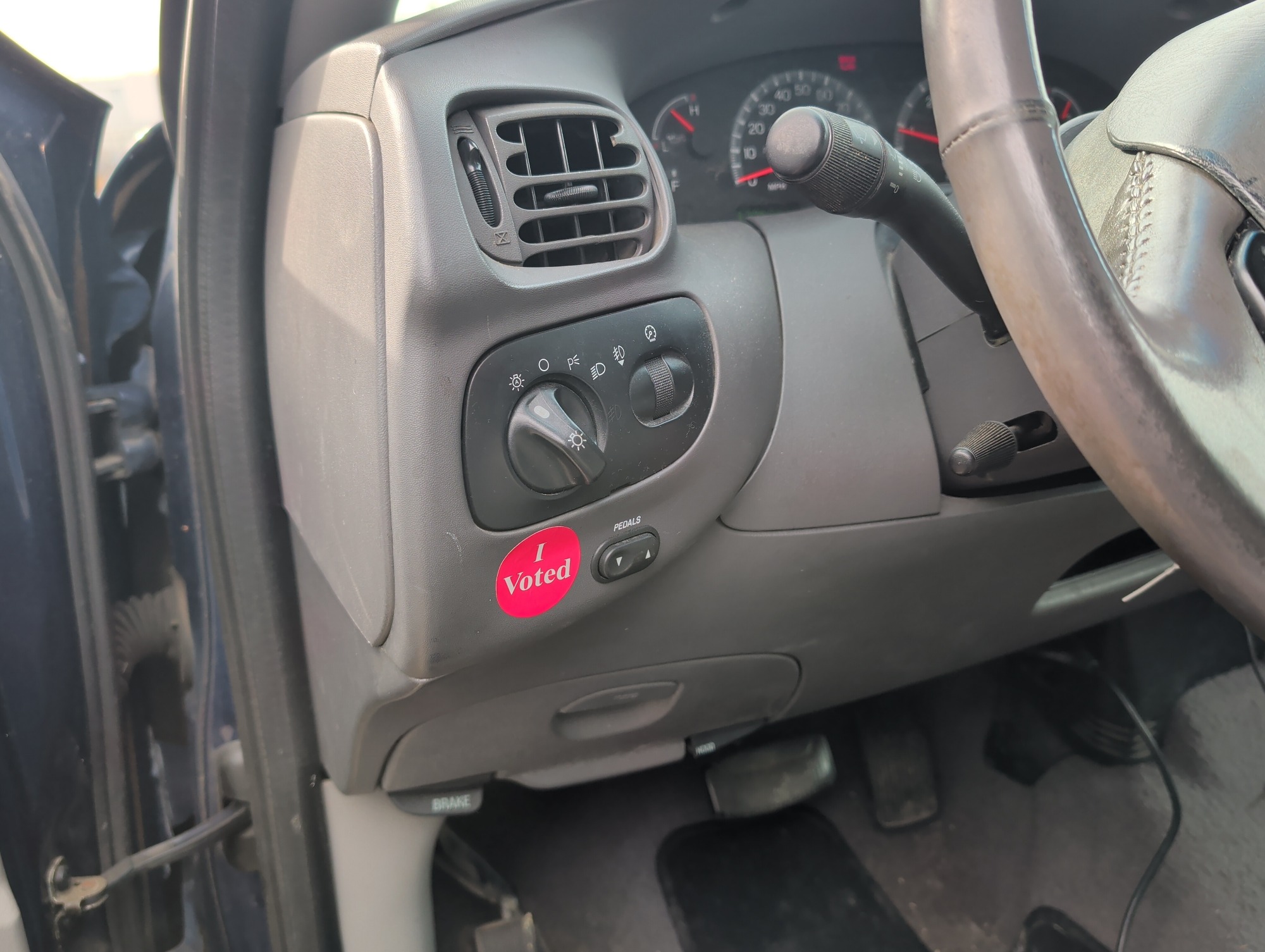 2002 ford f-150 xlt-supercrew-short-bed-4wd with 370405 miles for sale near Elk River, Minnesota 106651_37_left_of_steering_wheel.jpg