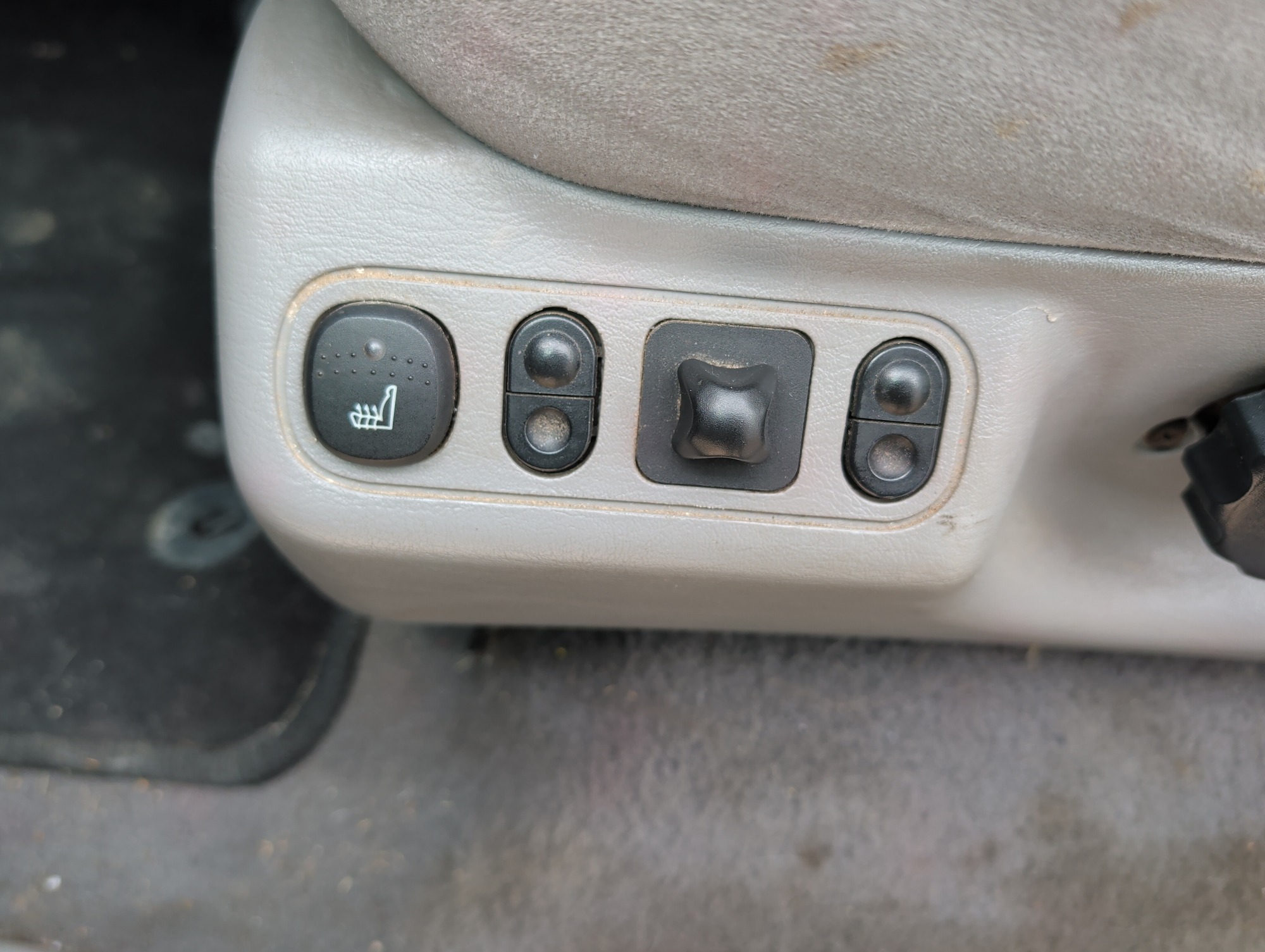 2002 ford f-150 xlt-supercrew-short-bed-4wd with 370405 miles for sale near Elk River, Minnesota 106651_42_heated_seat_switches.jpg