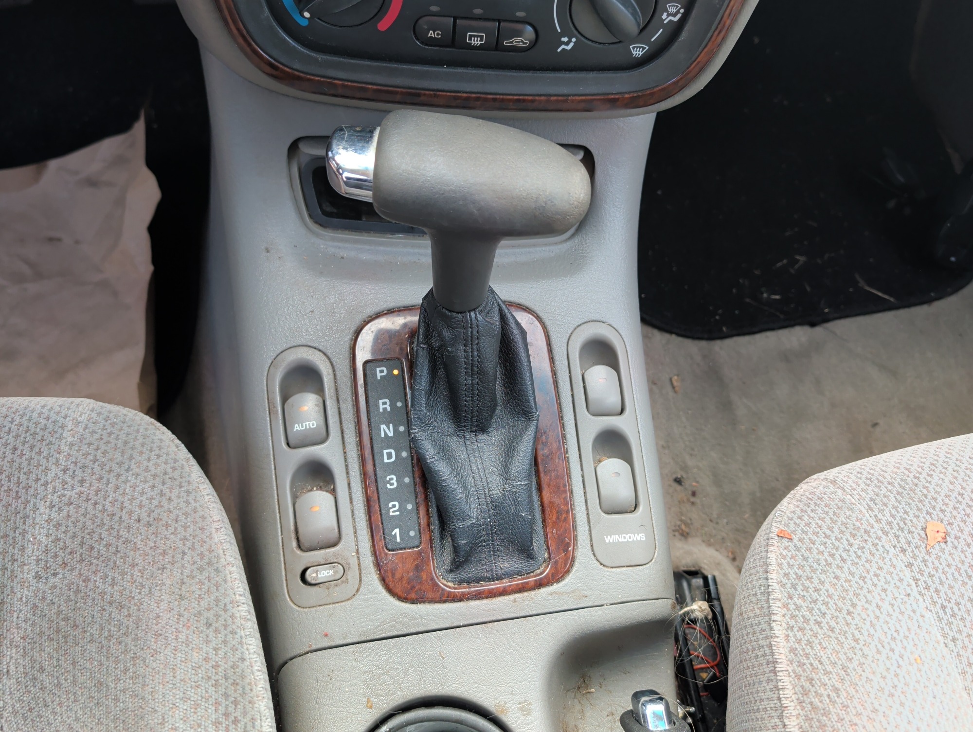 2000 saturn ls ls2 with 145375 miles for sale near Elk River, Minnesota 106652_41_shifter.jpg