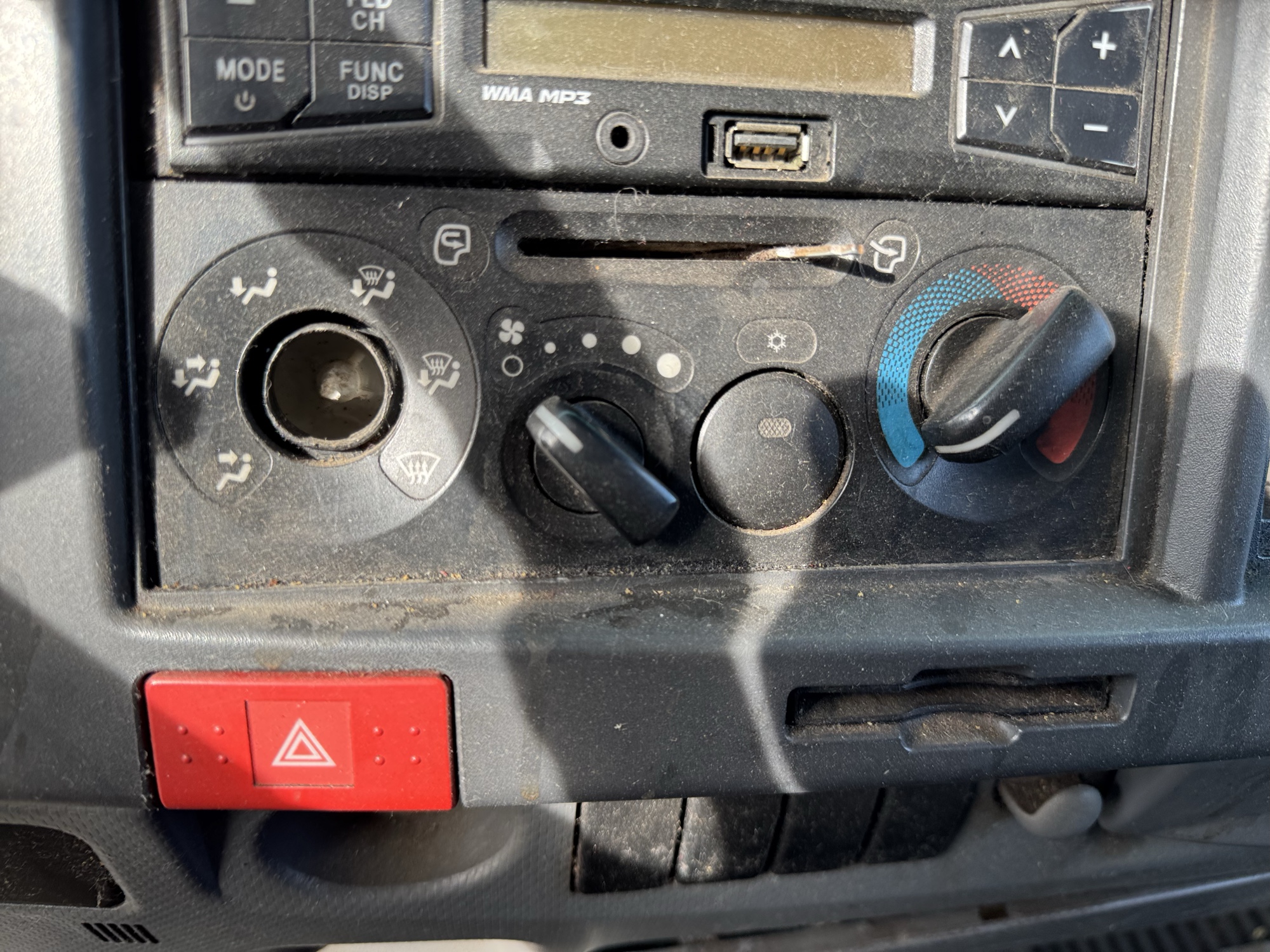 2015 isuzu nqr - with 248215 miles for sale near Elk River, Minnesota 106653_40_climate_control.jpg