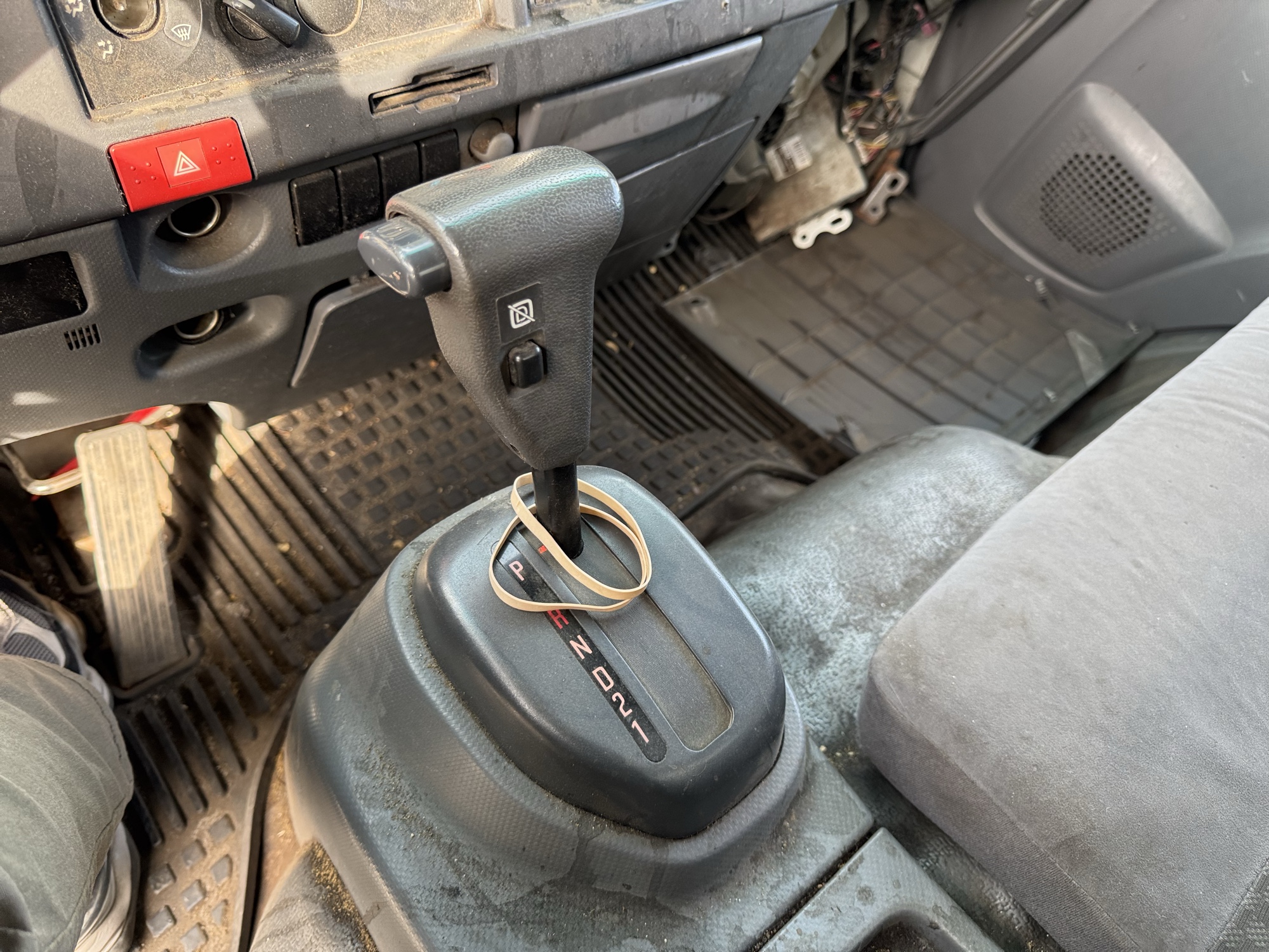 2015 isuzu nqr - with 248215 miles for sale near Elk River, Minnesota 106653_41_shifter.jpg