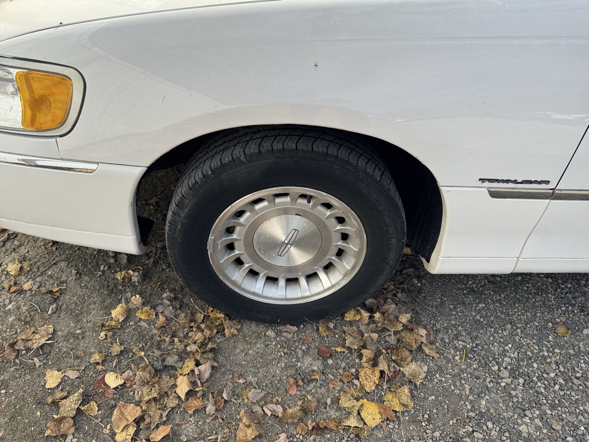 2000 lincoln town-car executive with 135548 miles for sale near Elk River, Minnesota 106654_12_drv_front_wheel.jpg