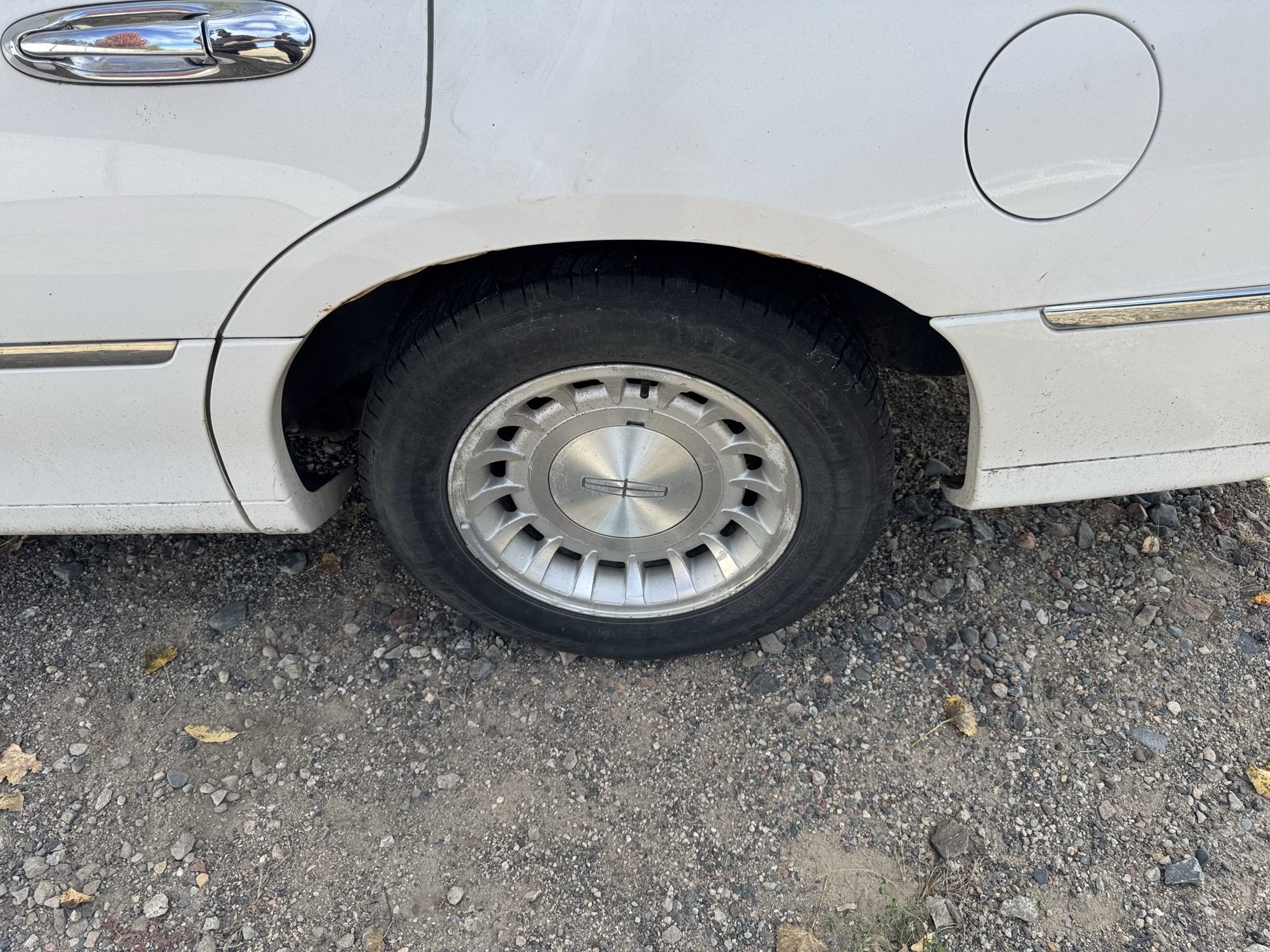 2000 lincoln town-car executive with 135548 miles for sale near Elk River, Minnesota 106654_13_rear_drv_wheel.jpg