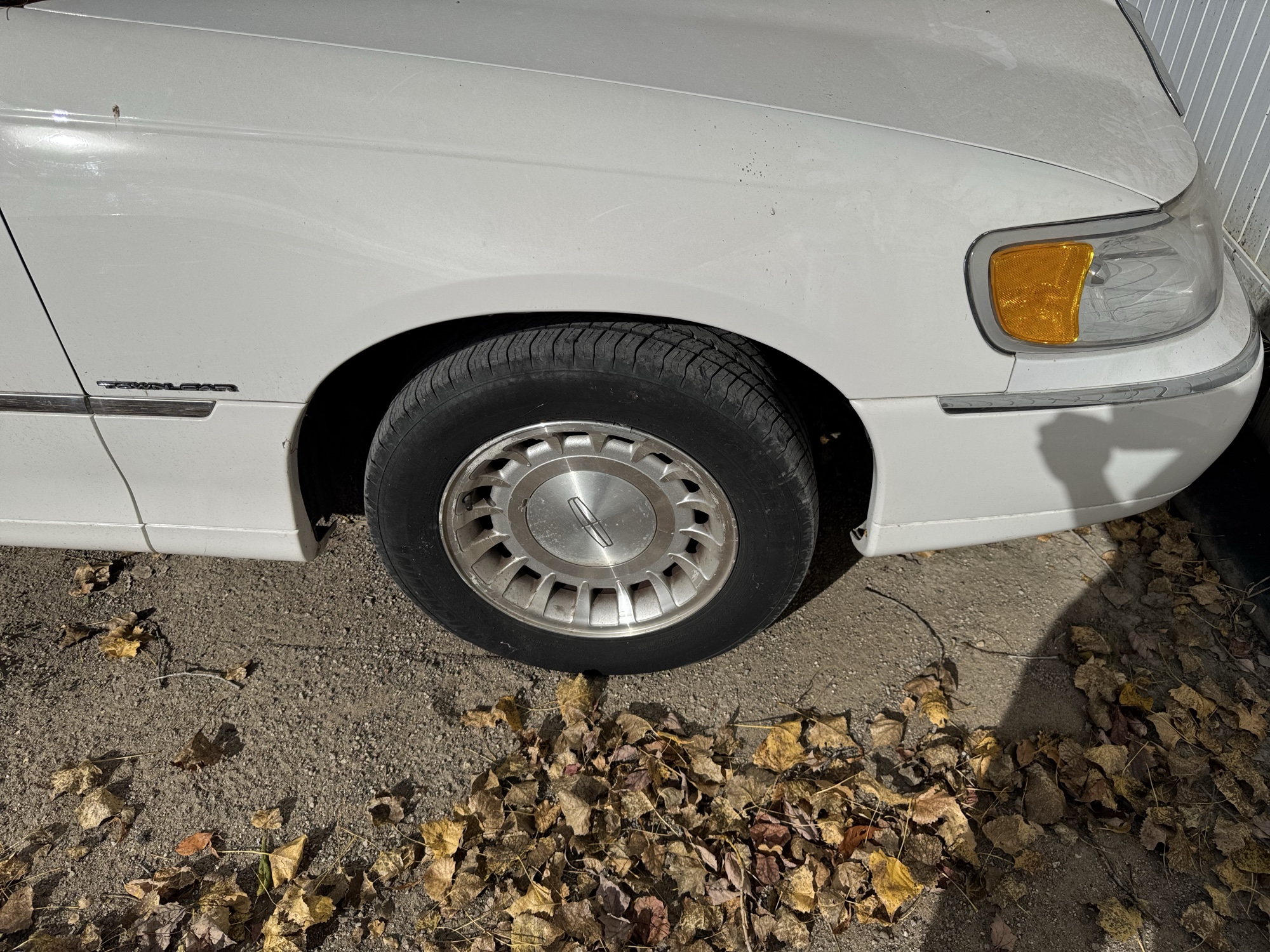 2000 lincoln town-car executive with 135548 miles for sale near Elk River, Minnesota 106654_15_front_pass_wheel.jpg