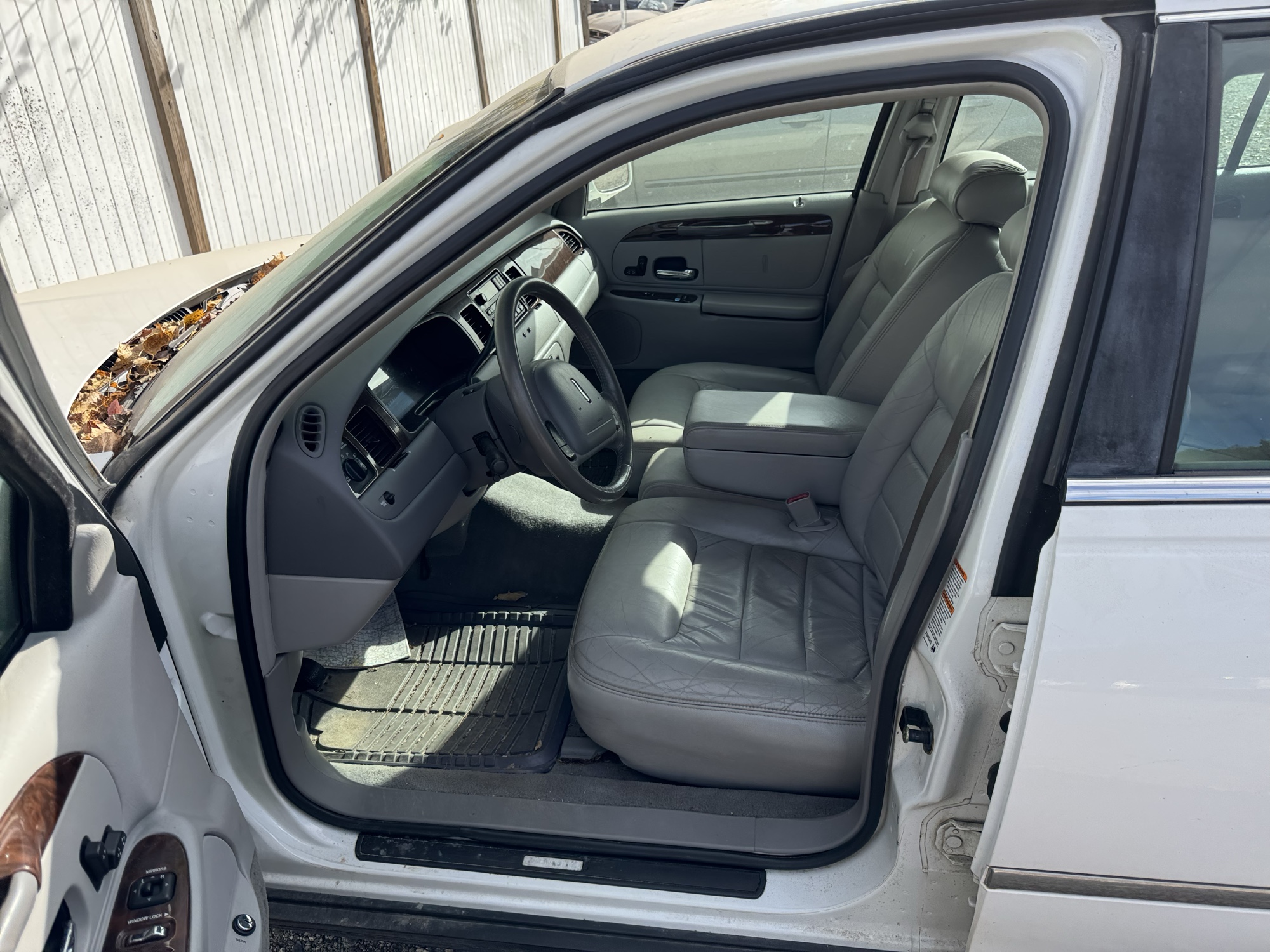 2000 lincoln town-car executive with 135548 miles for sale near Elk River, Minnesota 106654_22_driver_seat.jpg