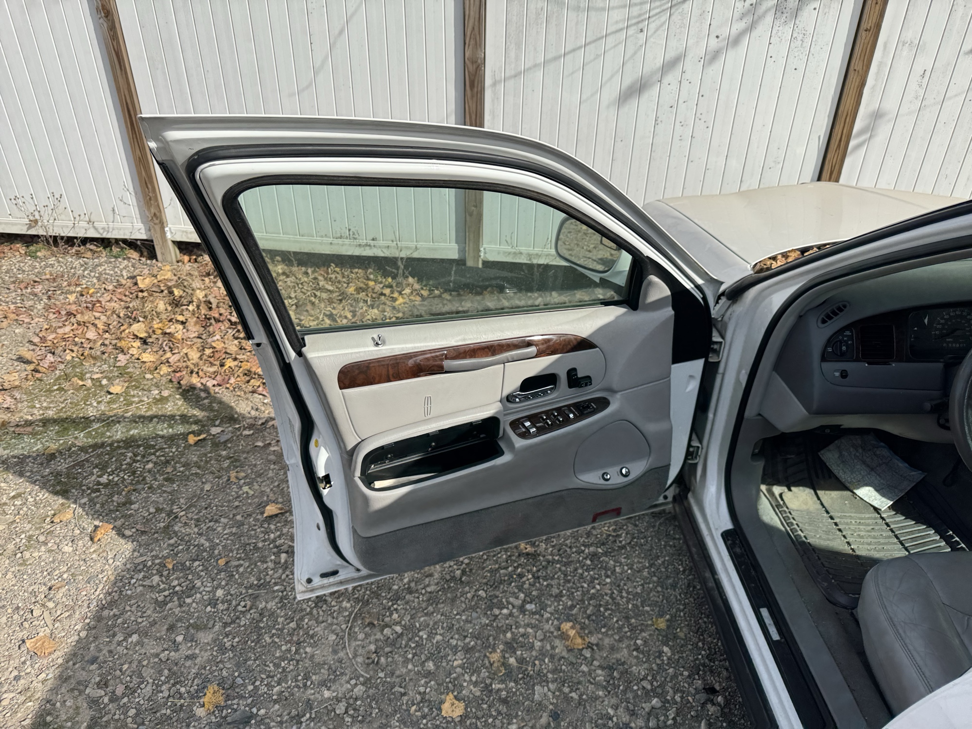 2000 lincoln town-car executive with 135548 miles for sale near Elk River, Minnesota 106654_23_driver_door_panel.jpg