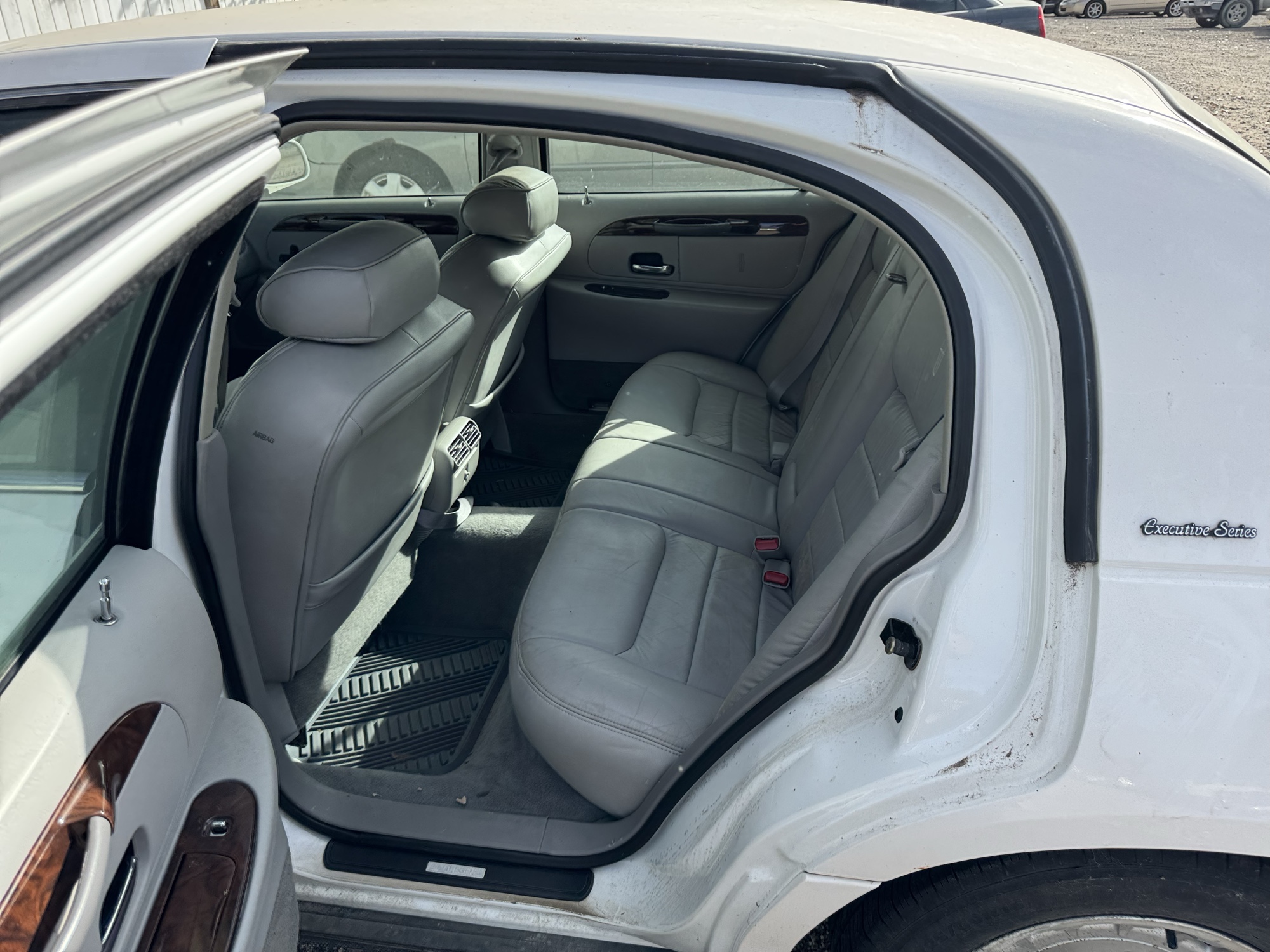 2000 lincoln town-car executive with 135548 miles for sale near Elk River, Minnesota 106654_24_drv_rear_seat.jpg