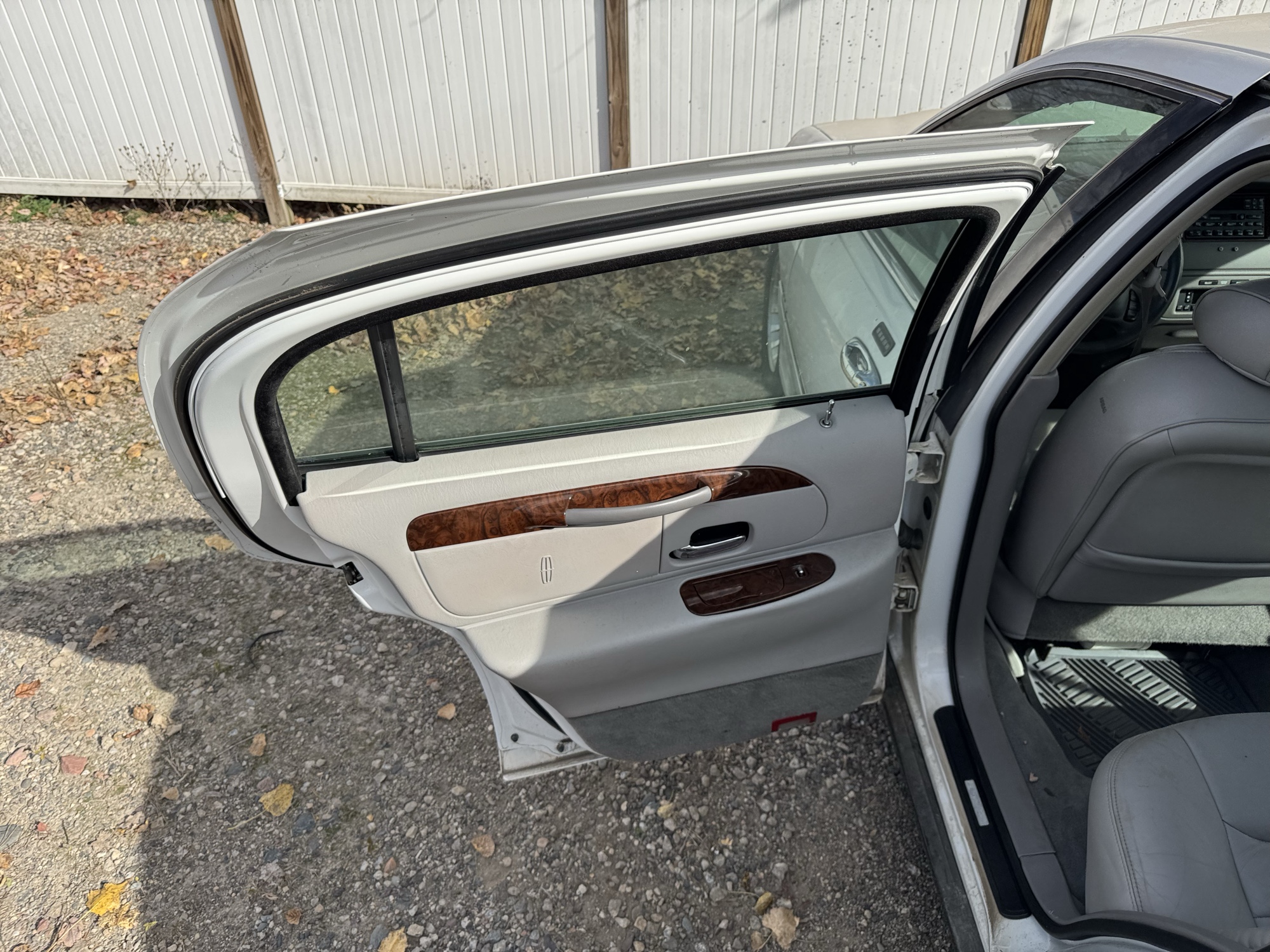 2000 lincoln town-car executive with 135548 miles for sale near Elk River, Minnesota 106654_25_drv_rear_door_panel.jpg